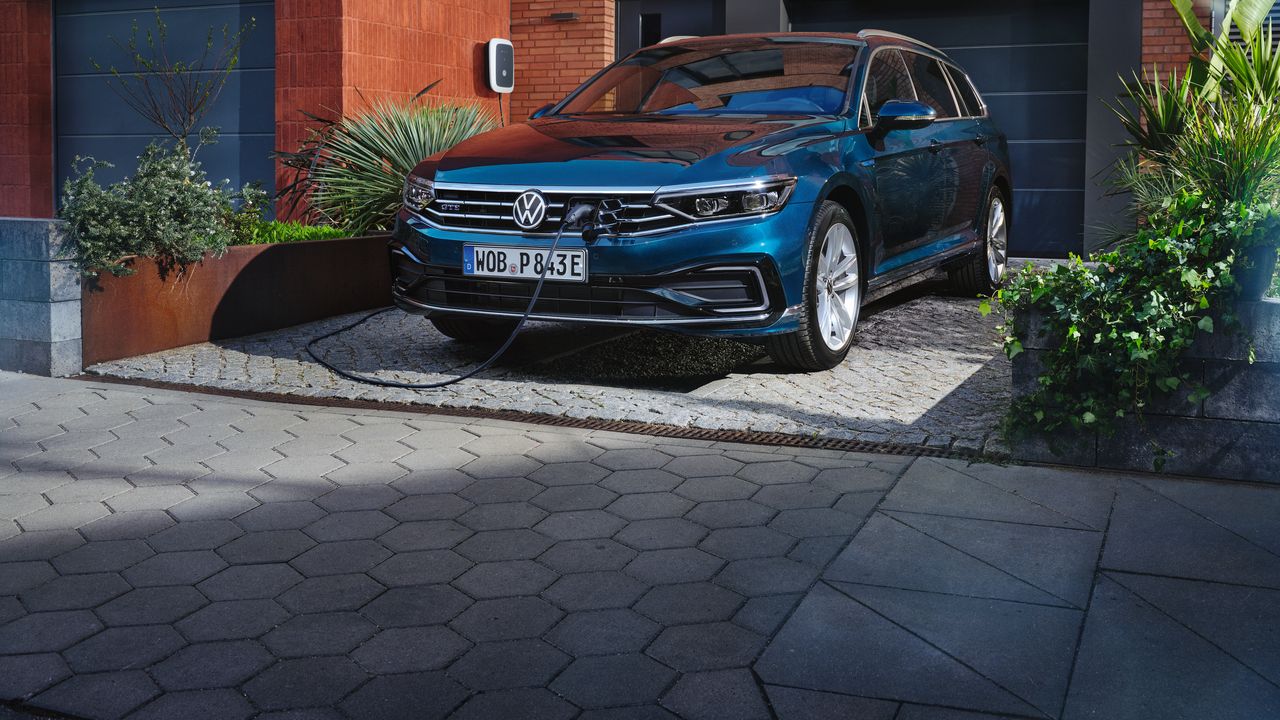 VW Passat Variant GTE wird aufgeladen