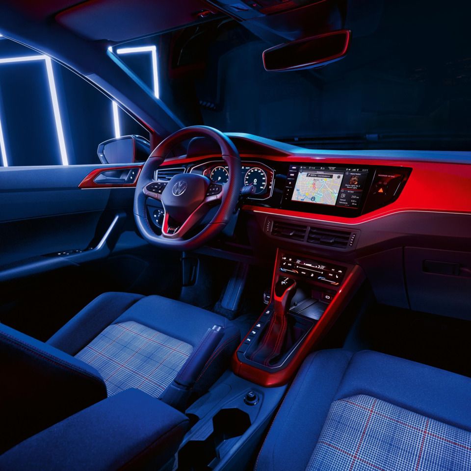  Interieur des VW Polo GTI mit Ambientebeleuchtung, Infotainmentsystem und Navigationsfunktion "Discover Media"