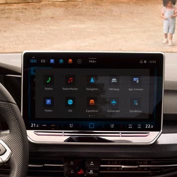 Lenkrad, Sitz, Mittelkonsole und Infotainment des VW Golf GTE