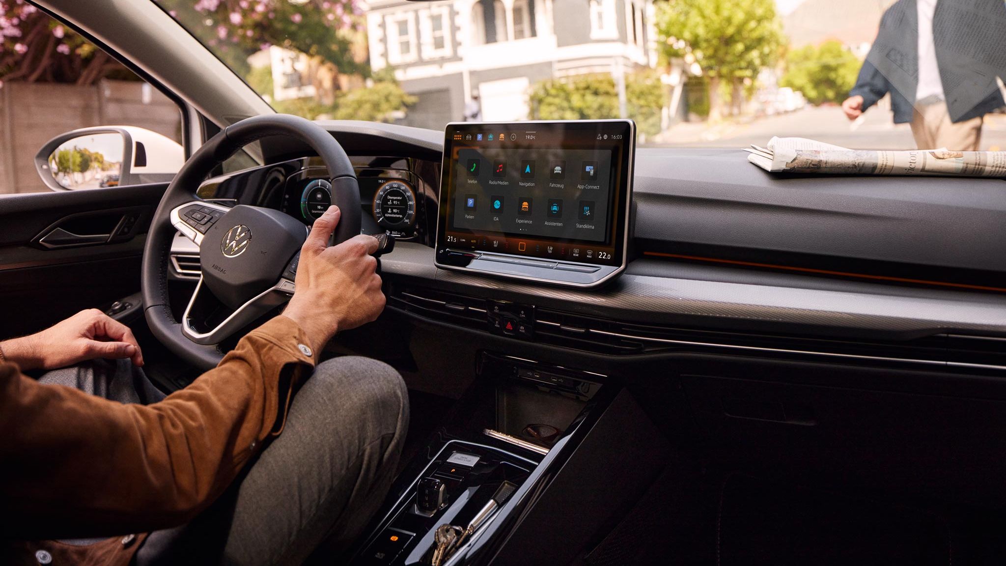 Interieur des Golf 8 PA mit Digital Cockpit und Infotainment-System.