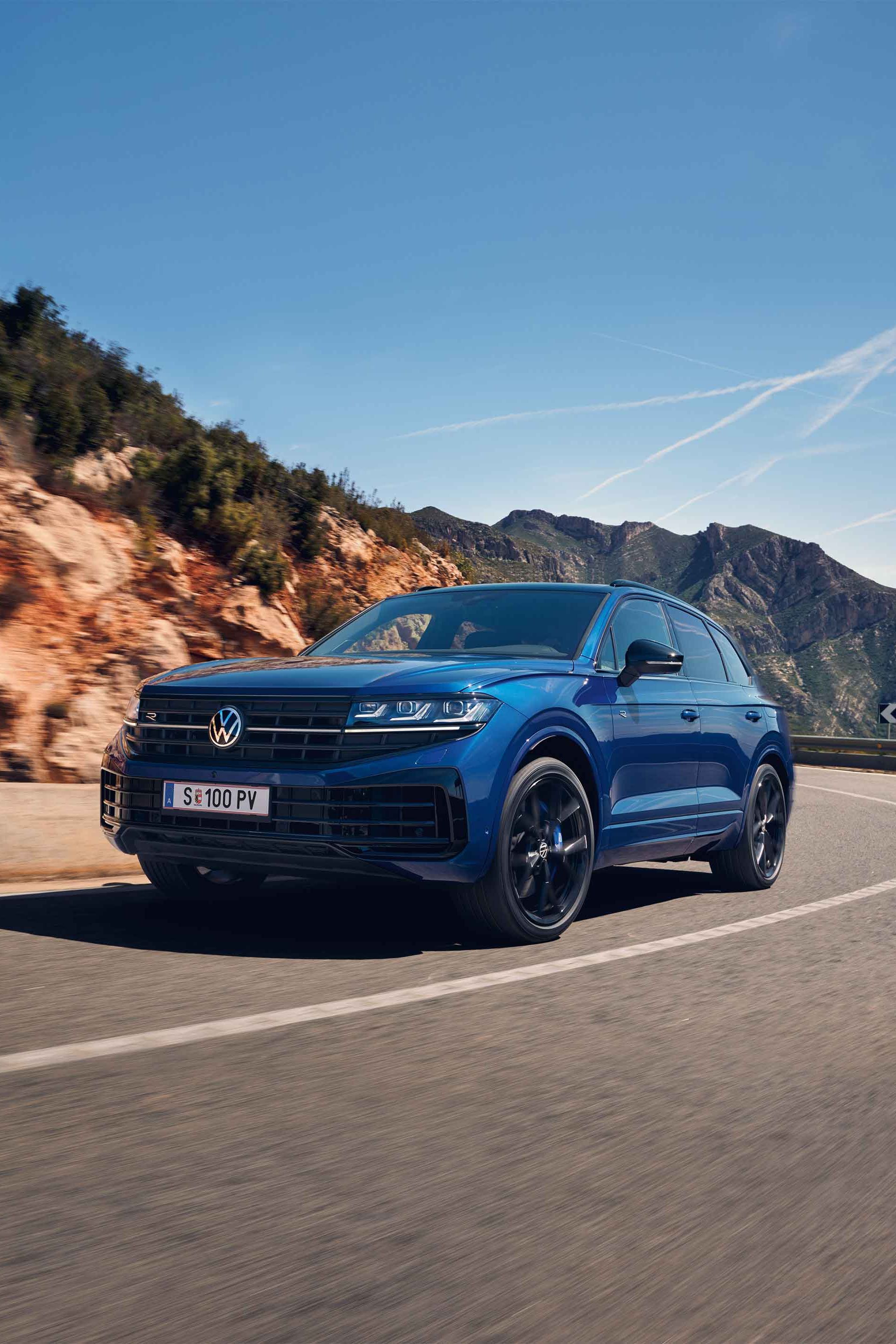 Der VW Touareg R eHybrid fährt auf einer Bergstraße