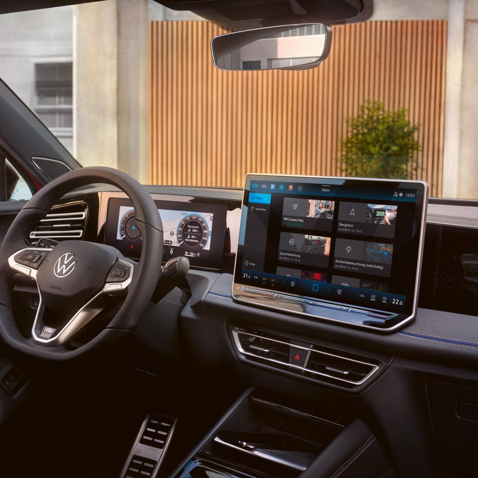  Blick auf das Infotainmentsystem im VW Tiguan R-Line mit Upgrades.