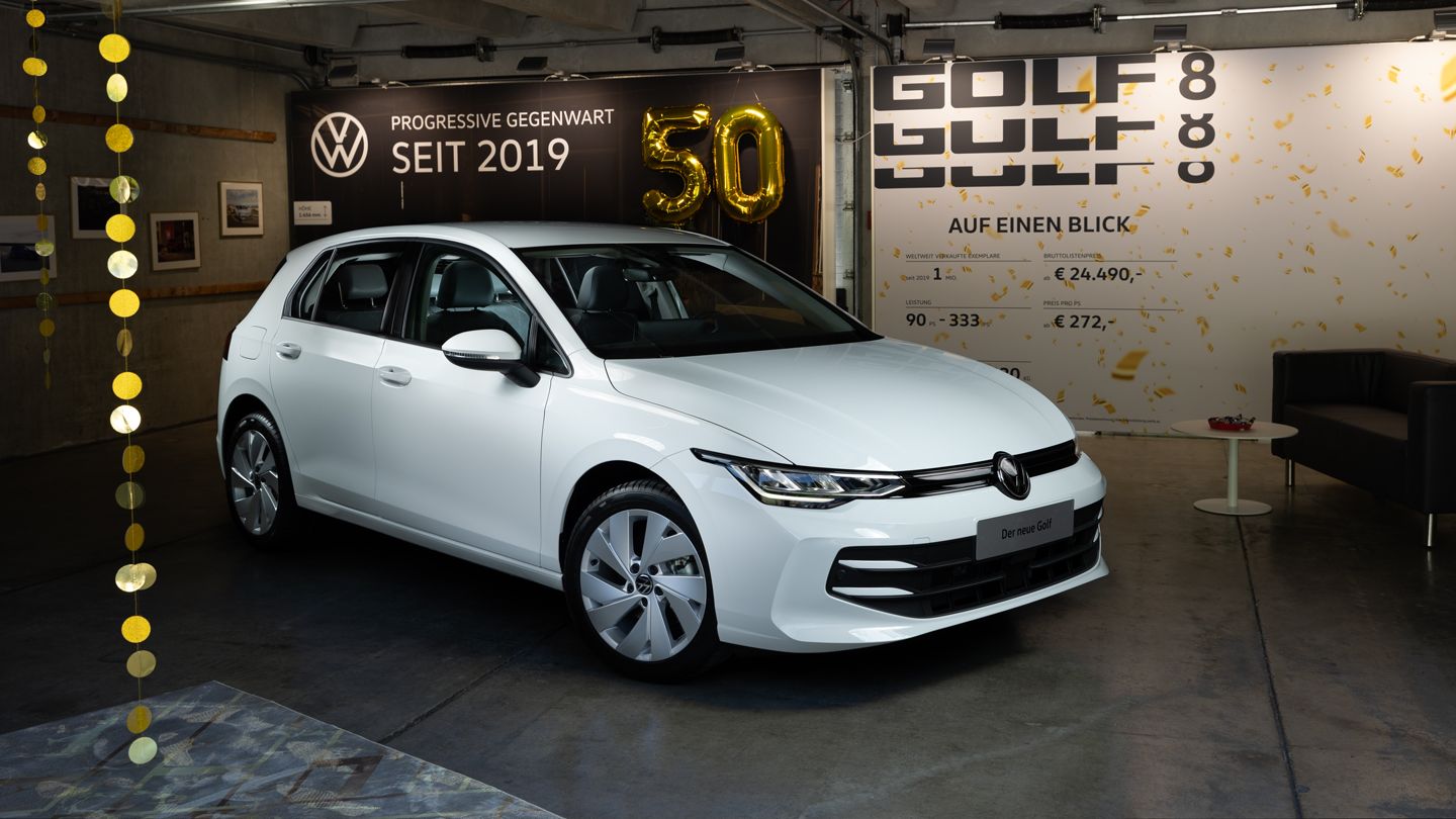 Ein weißer VW Golf 8 schräg von vorne