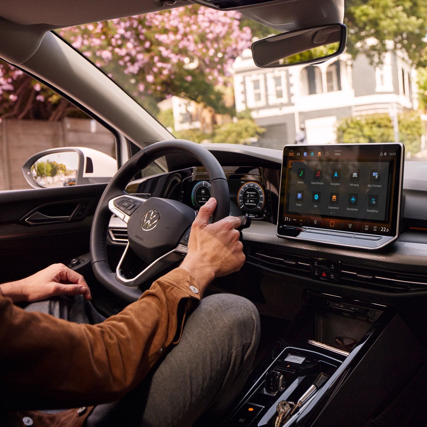 Interieur des Golf 8 PA mit Digital Cockpit und Infotainment-System.