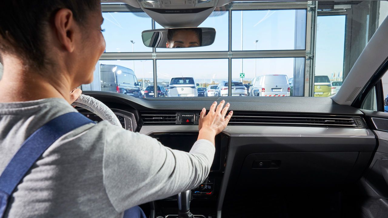 Blick auf das Bedienfeld einer Volkswagen Klimaanlage