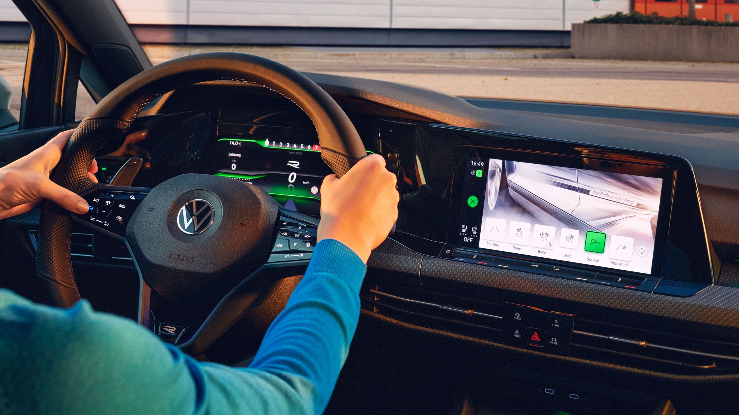 Das Cockpit eines VW Golf R Variant mit Fahrprofilauswahl im Display