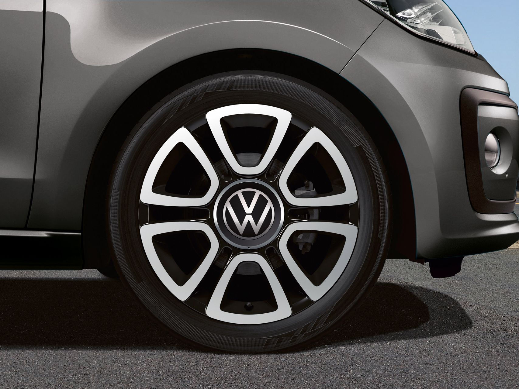 Detailaufnahme der Felge triangle black des VW up!