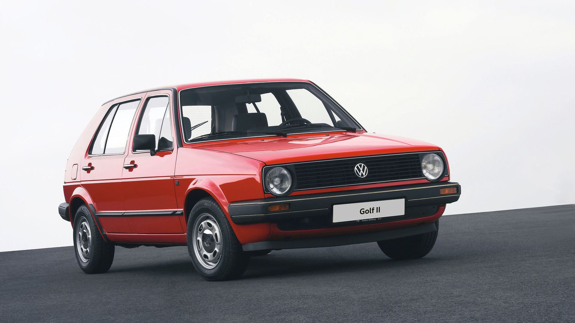 Der VW Golf 2 in rot schräg von vorne