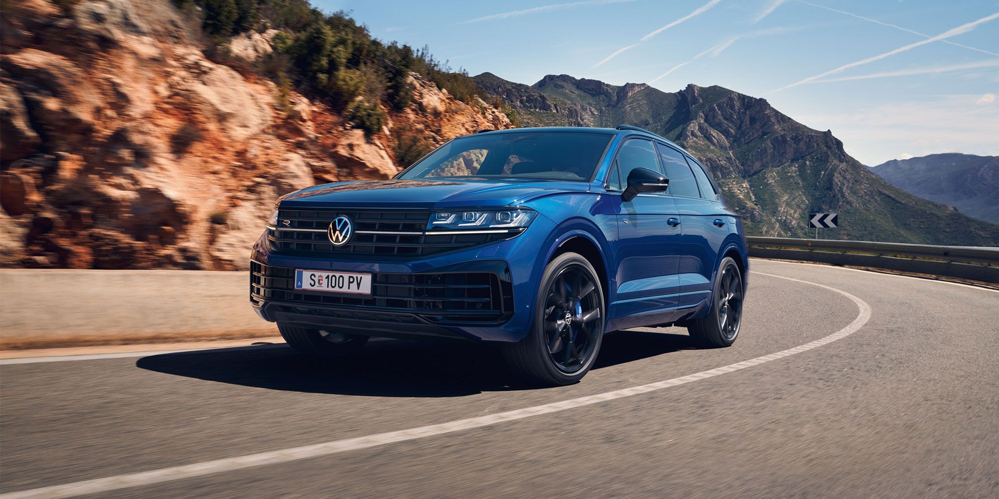 Der VW Touareg R eHybrid fährt auf einer Bergstraße