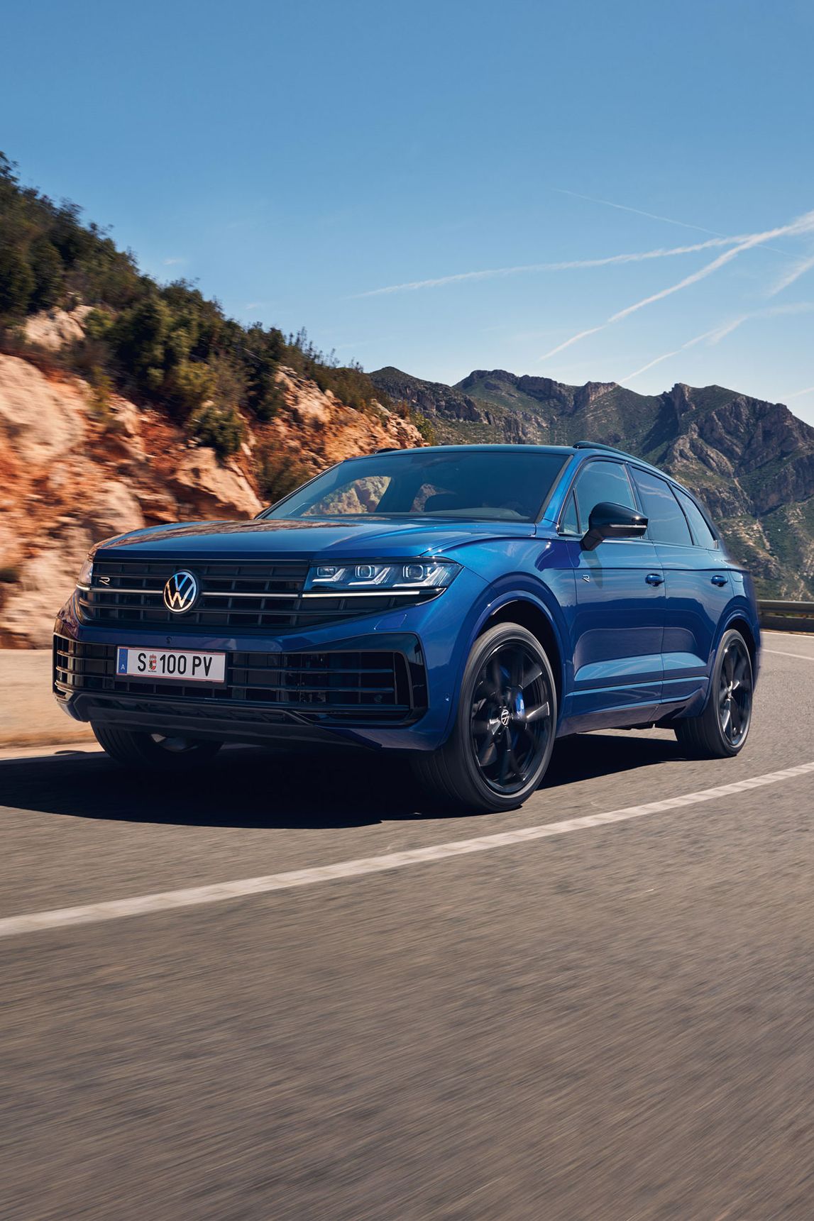 Der VW Touareg R eHybrid fährt auf einer Bergstraße