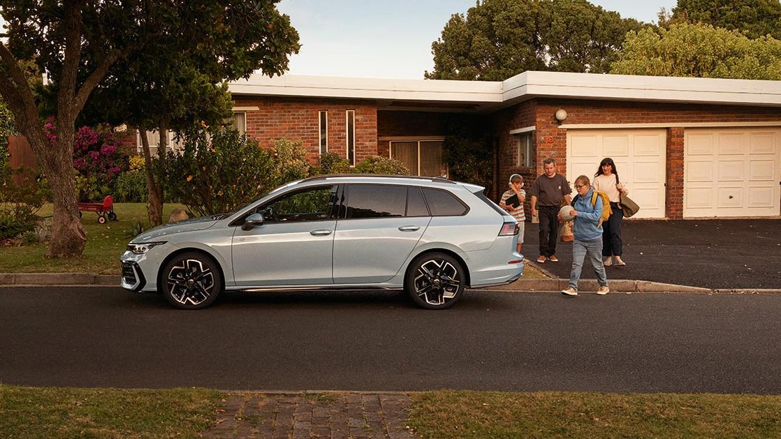 Seitenansicht eines VW Golf Variant in der Farbe Ice Blue Metallic geparkt vor Einfamilienhaus