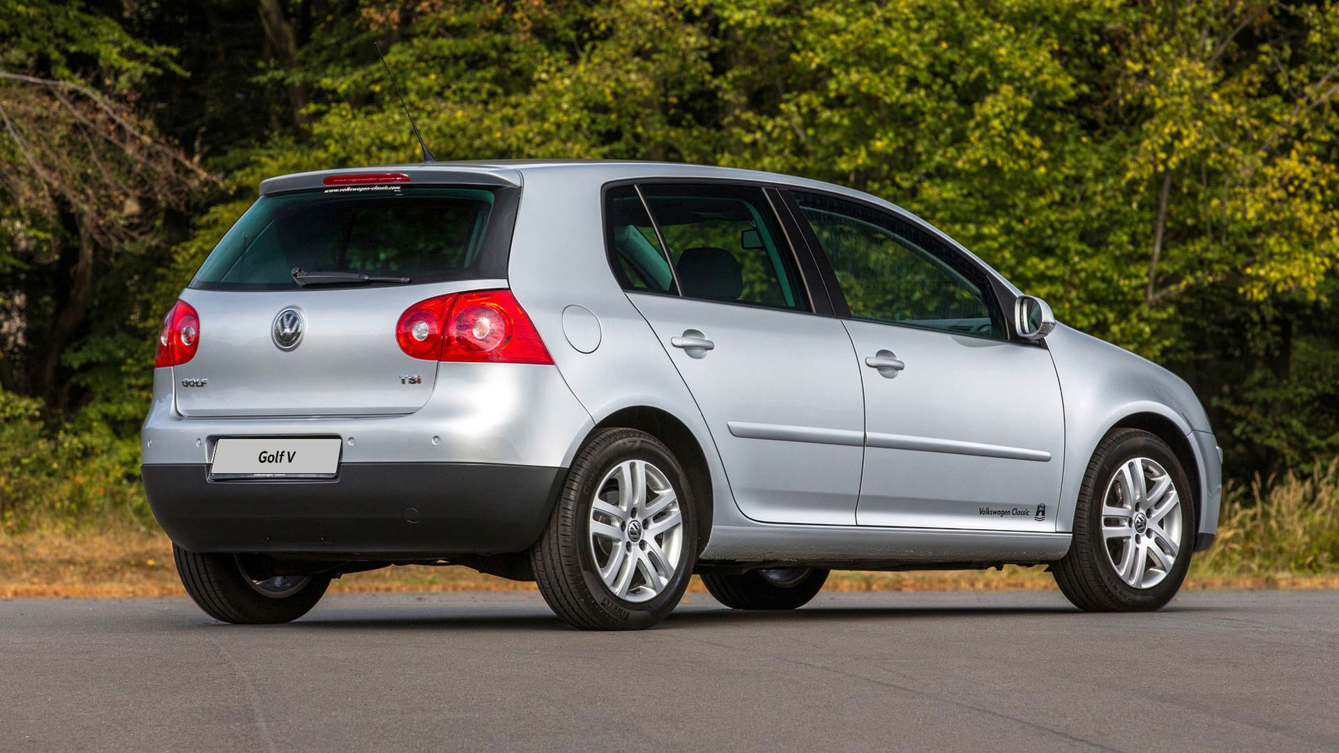 Der VW Golf 5 in silber schräg von hinten