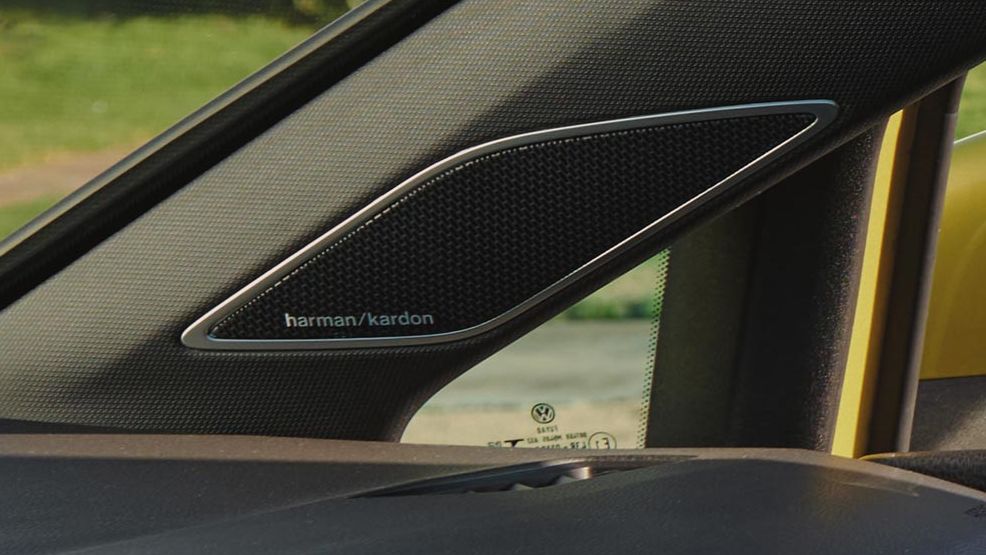 Detailansicht des optionalen Lautsprechers von Harman Kardon im VW Golf, er besticht durch elegantes Design und ausgefeilten Klang.