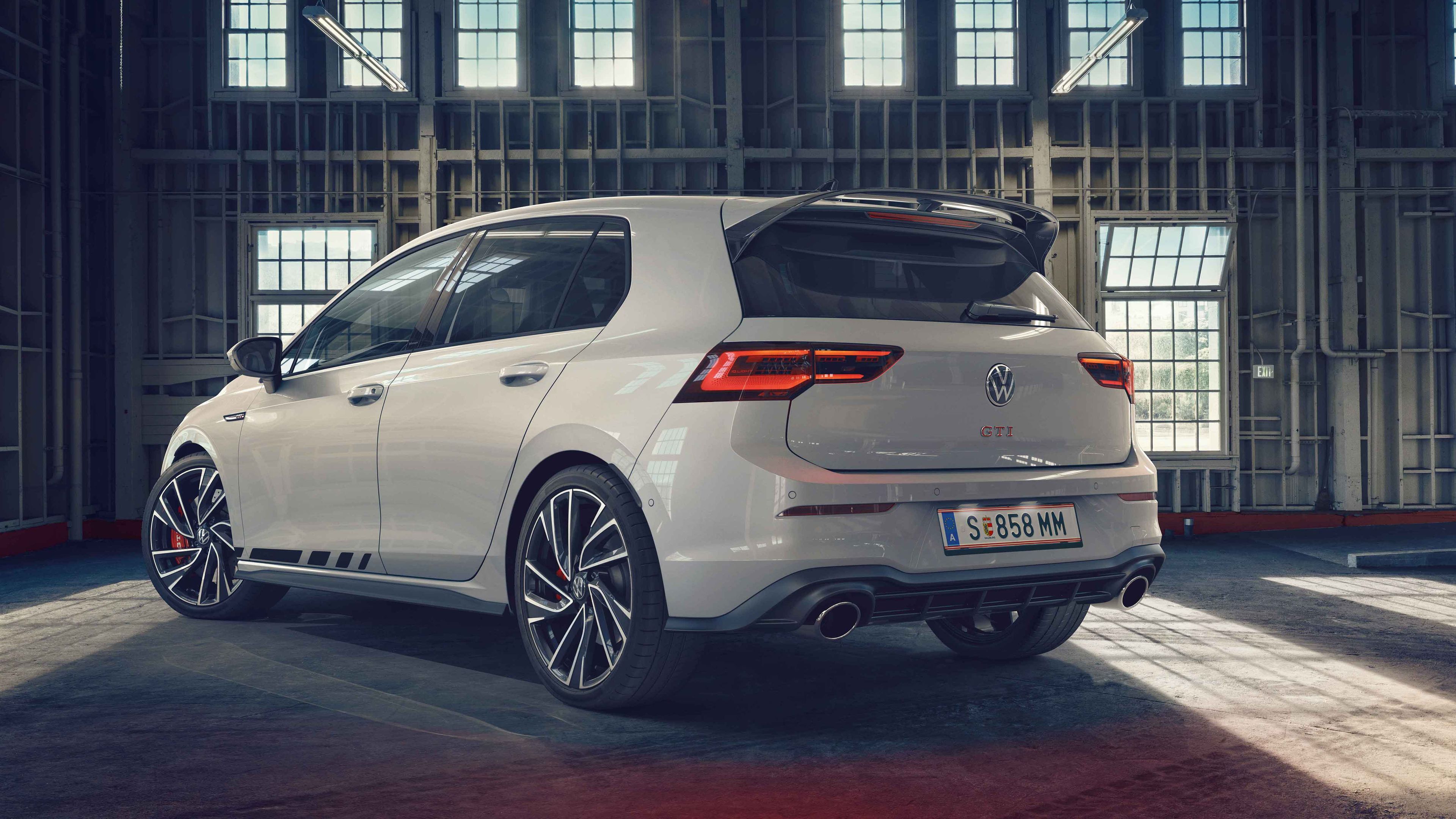 Roter VW Golf GTI Clubsport parkt im Innenhof. 