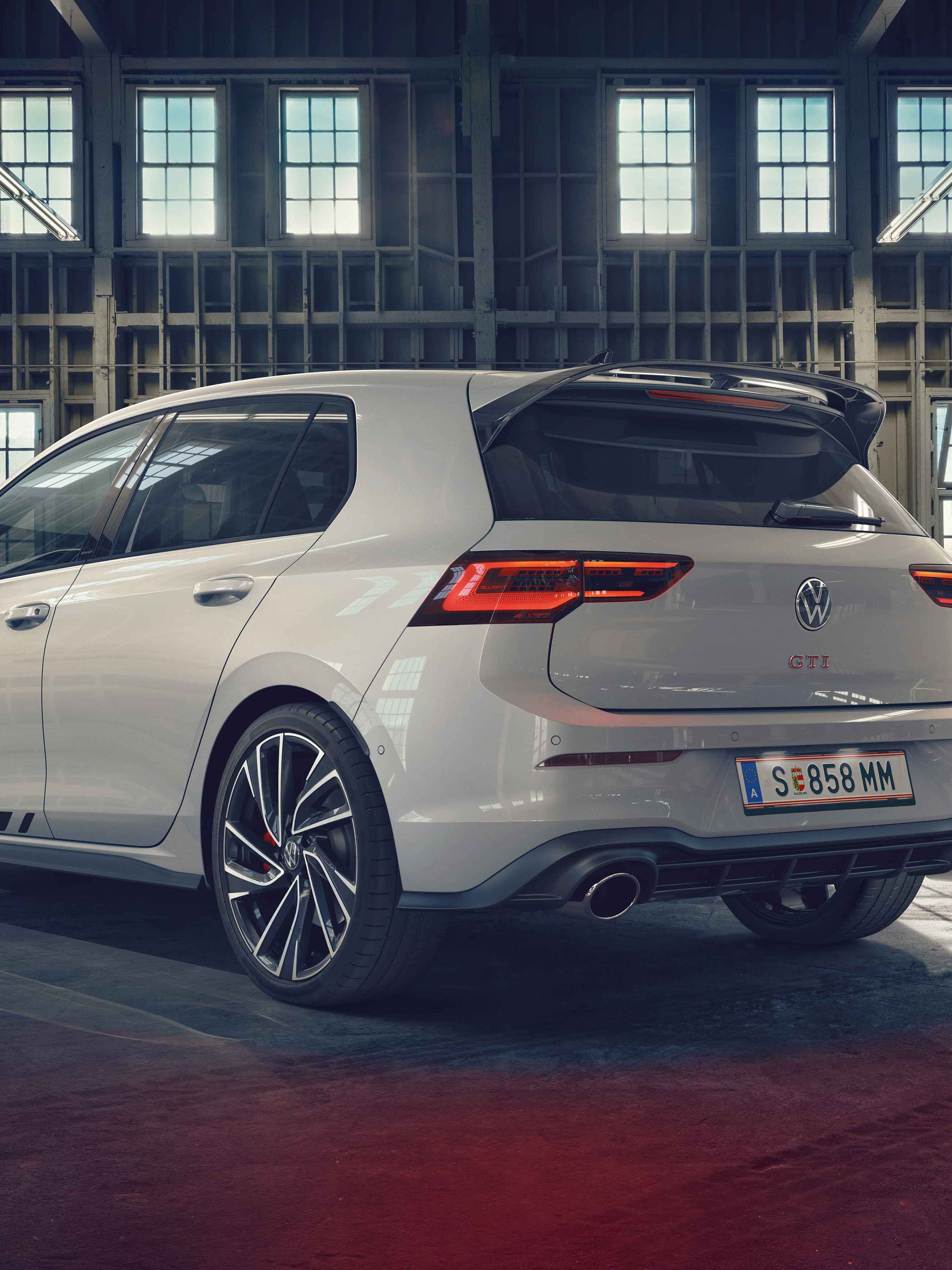 Roter VW Golf GTI Clubsport parkt im Innenhof. 