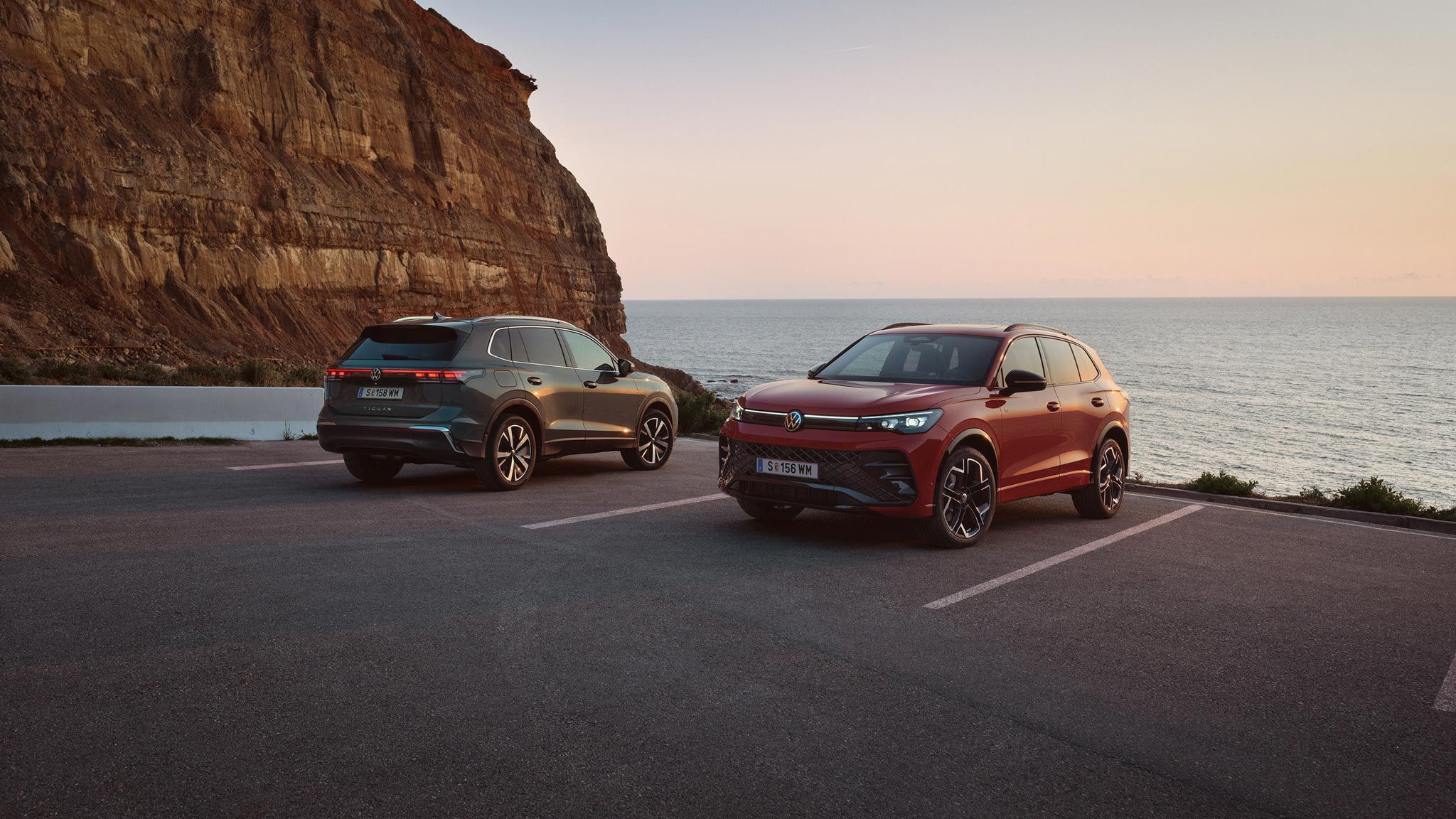 Zwei VW Tiguan geparkt vor der Küste in abendlicher STimmung