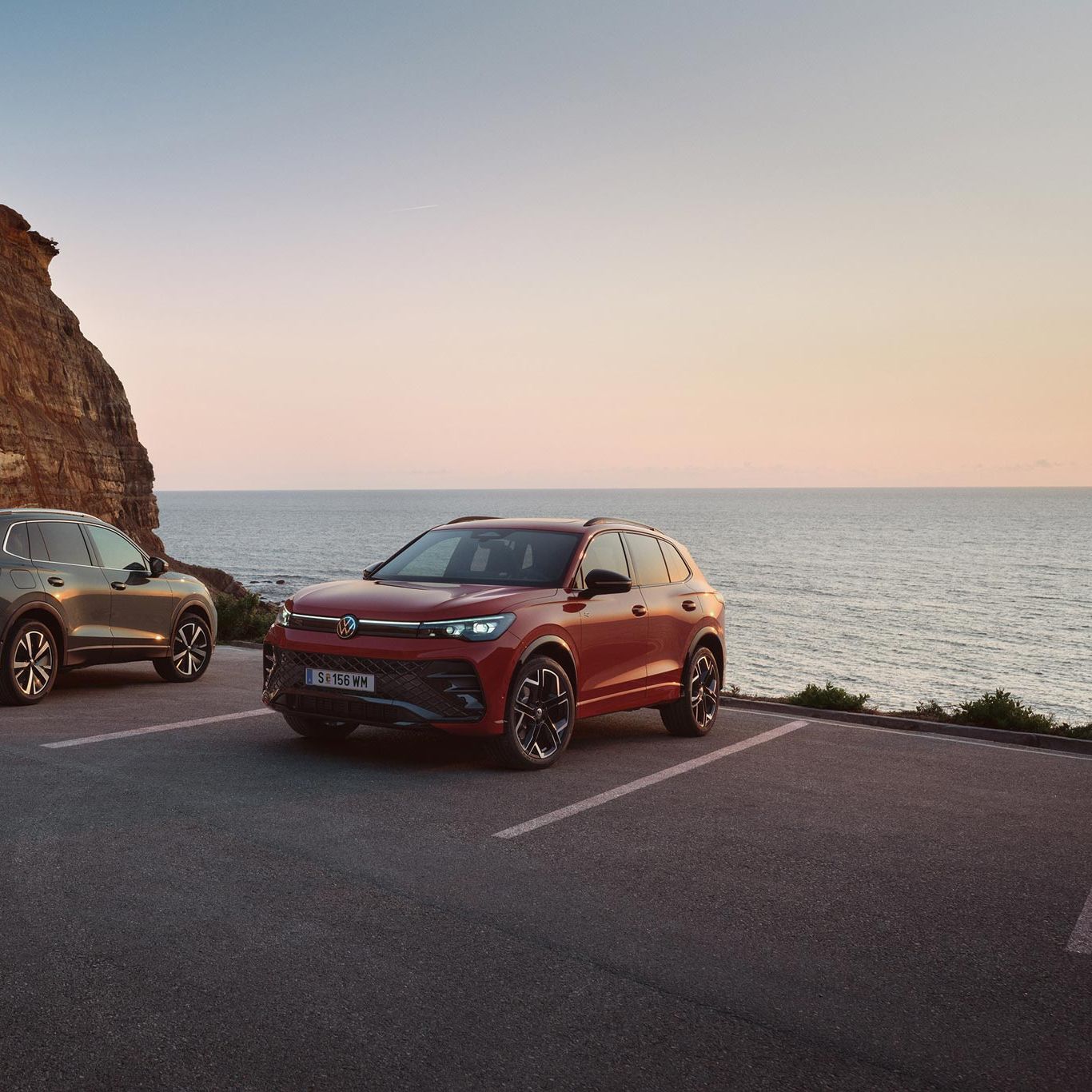 Zwei VW Tiguan geparkt vor der Küste in abendlicher STimmung