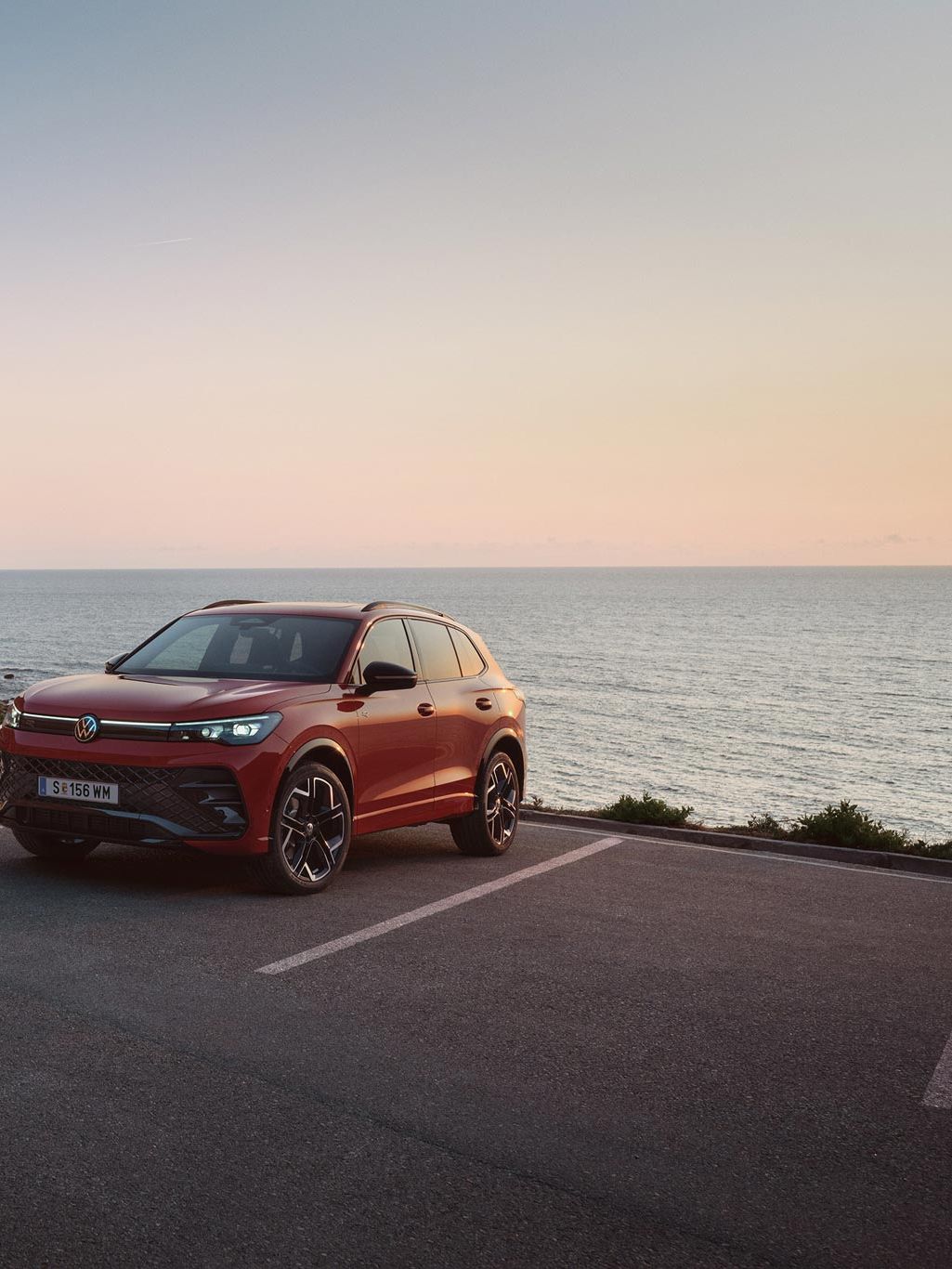 Zwei VW Tiguan geparkt vor der Küste in abendlicher STimmung