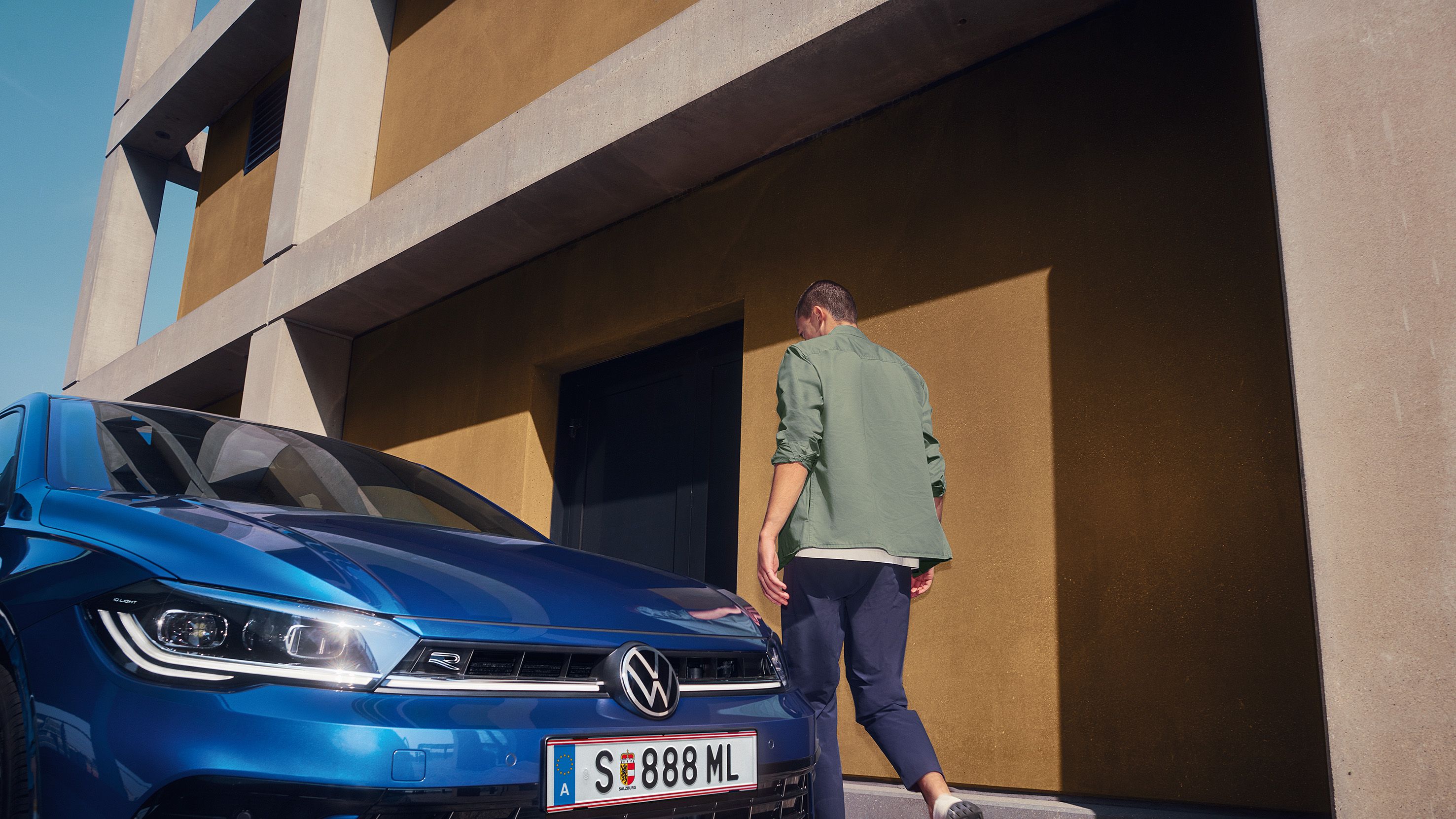 Front eines blauen VW Polo mit den IQ.LIGHT - LED-Matrix Schweinwerfern, der Motorhaube und dem Stoßfänger.