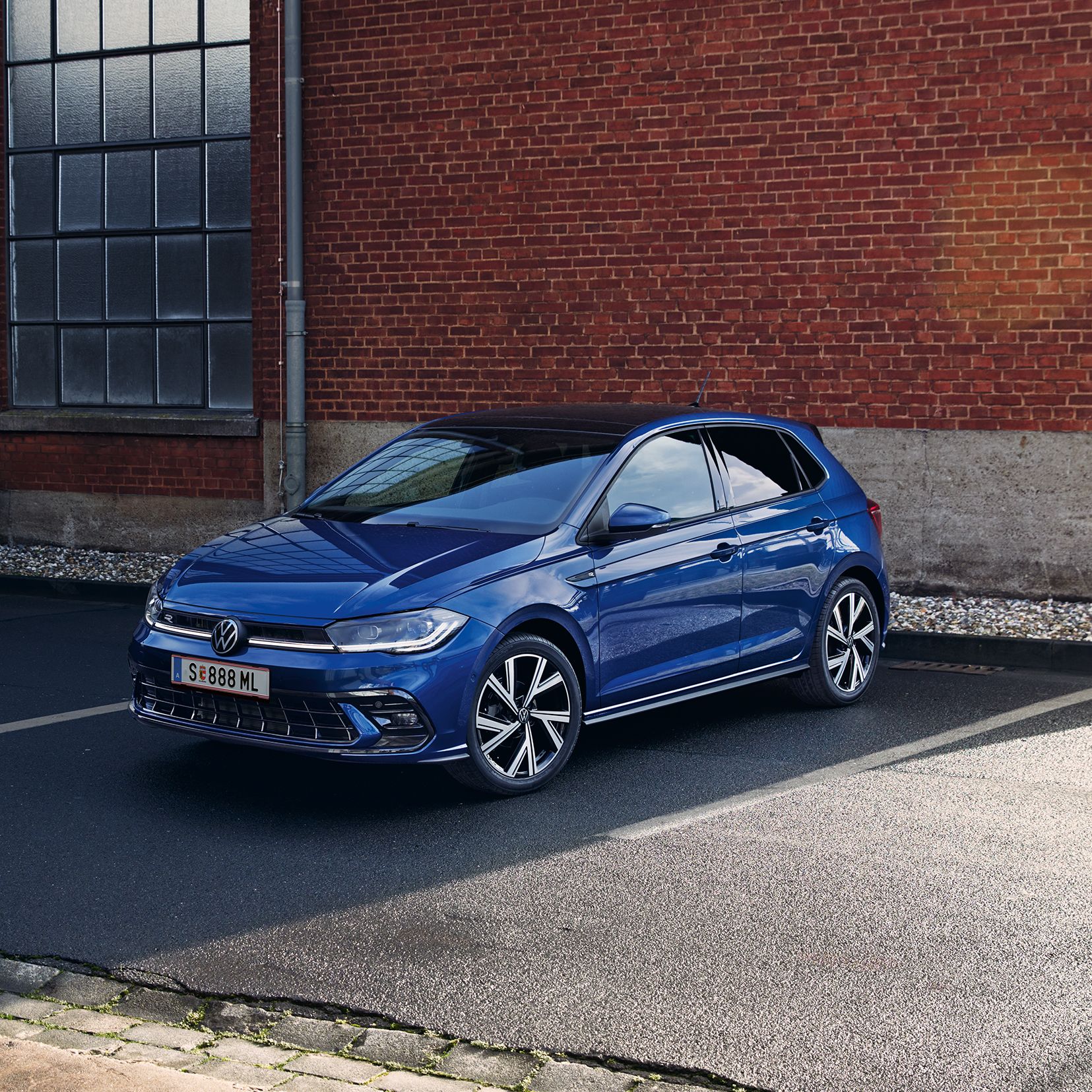 Front- und Seitenansicht eines blauen VW Polo