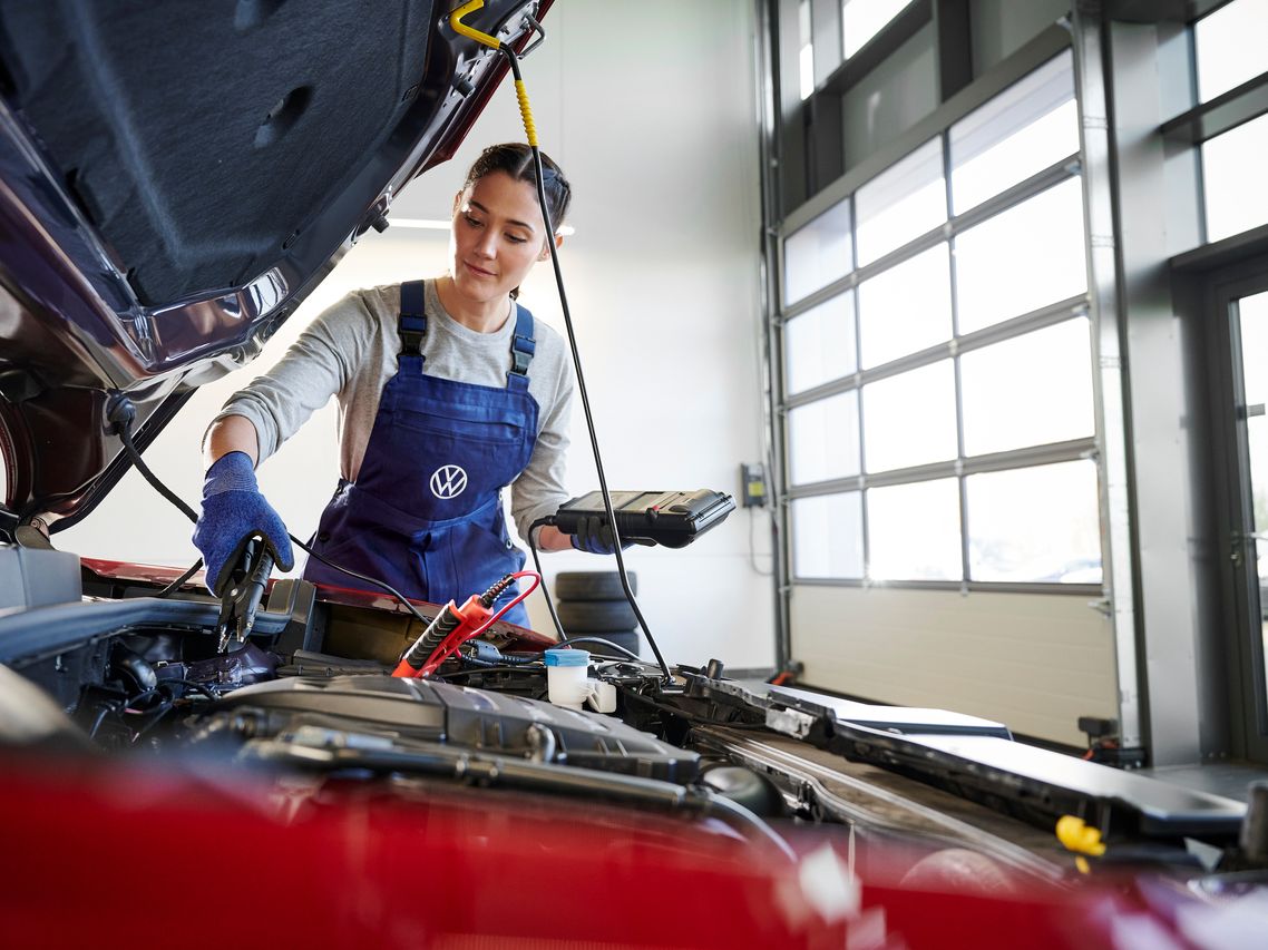 Volkswagen Technikerin bei der „Pickerl“ Begutachtung