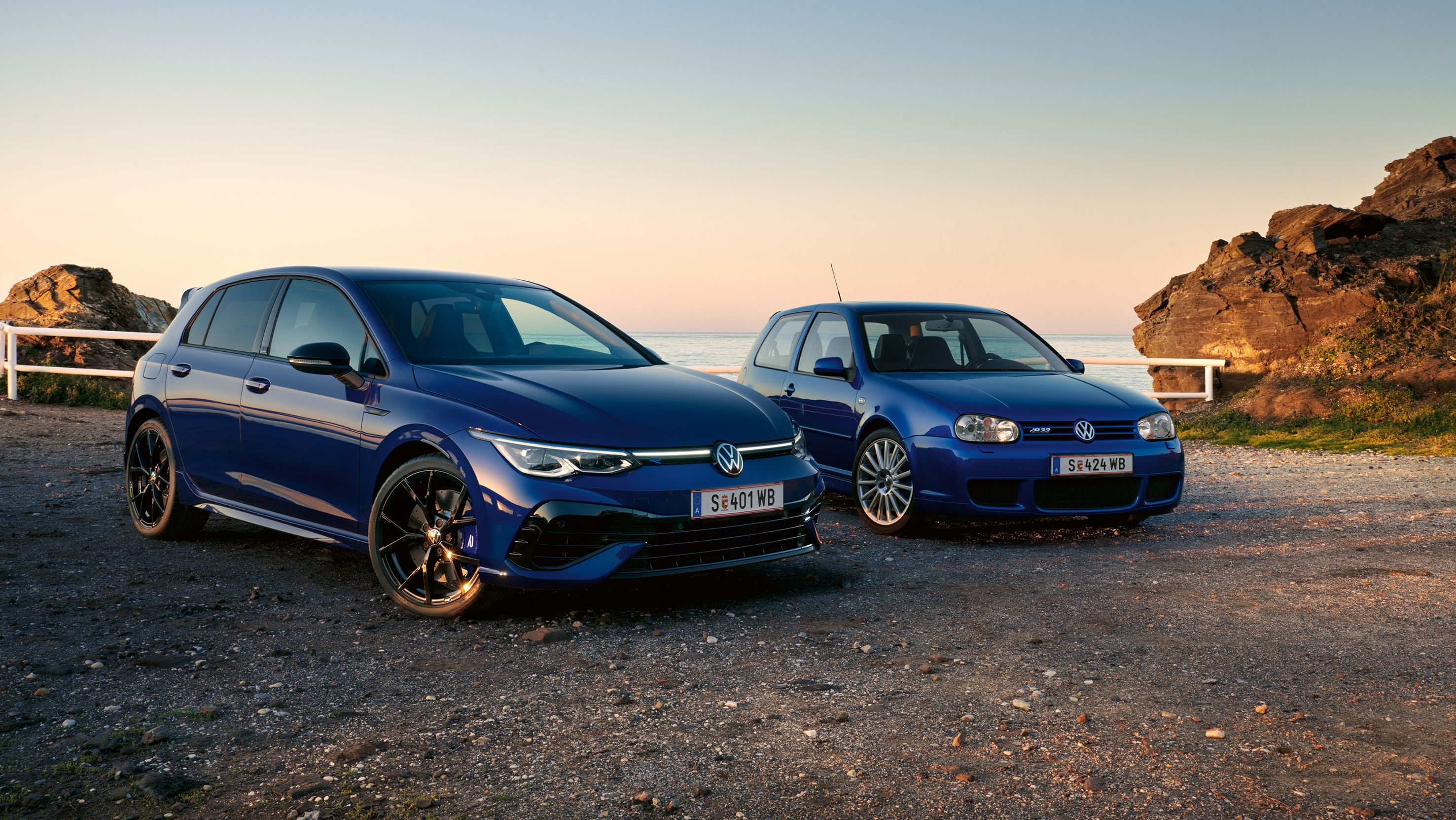 Der Golf R 20 Years steht neben dem Golf R32