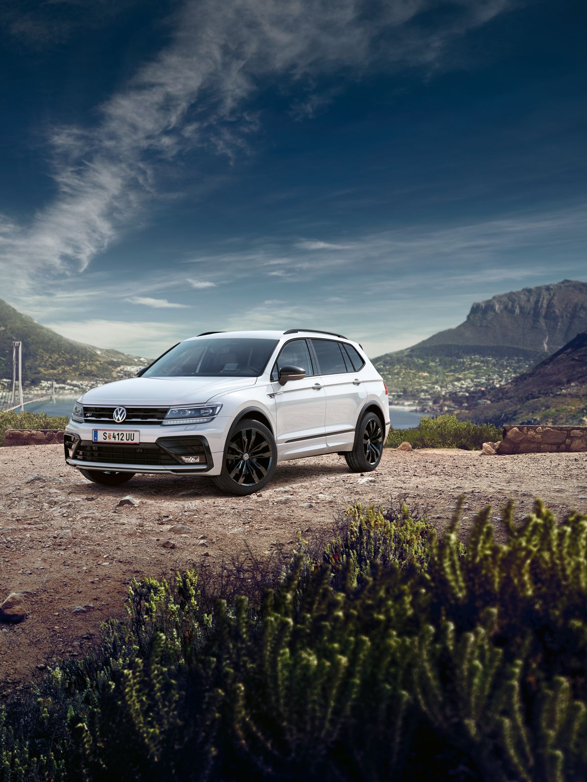 VW Tiguan Allspace Vorgängermodell silber Exterieur Seitenansicht am See