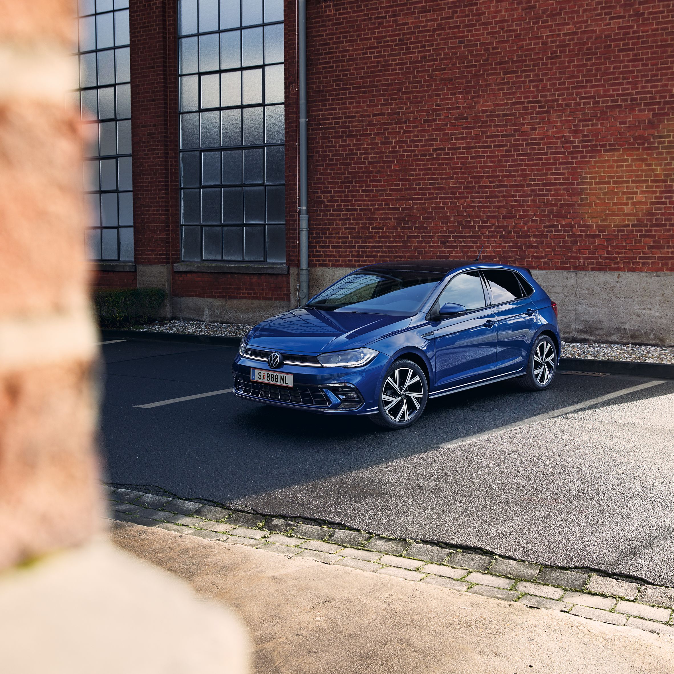 Front- und Seitenansicht eines blauen VW Polo