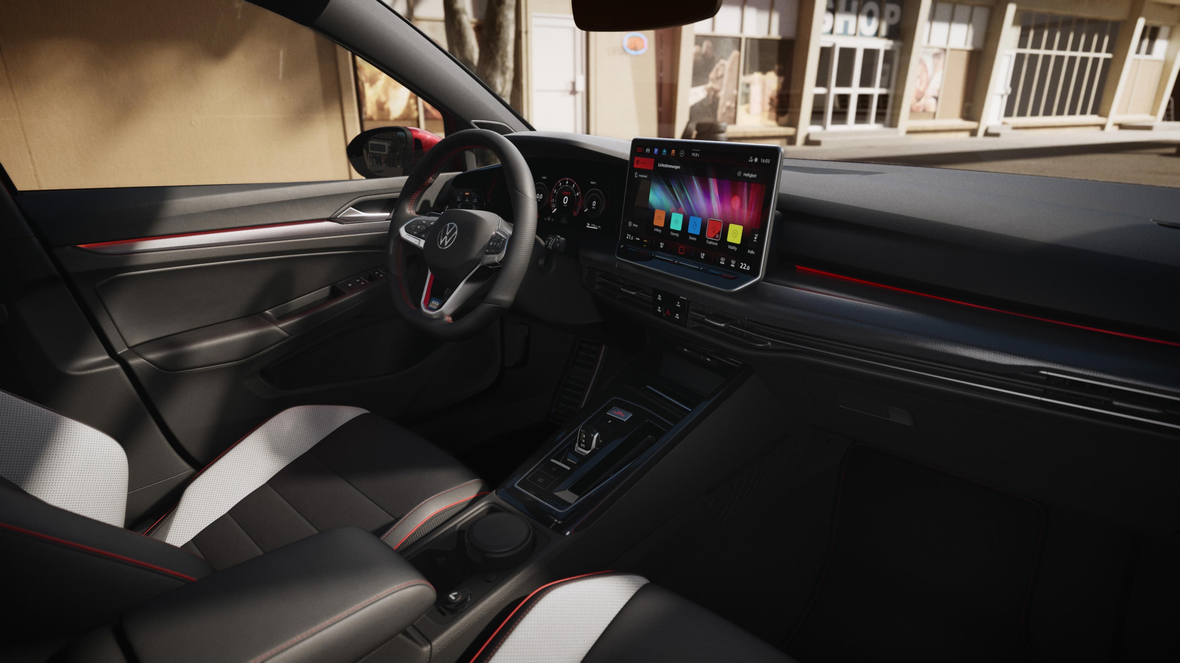 Interieur des VW Golf GTI mit Digital Cockpit und Infotainmentsystem