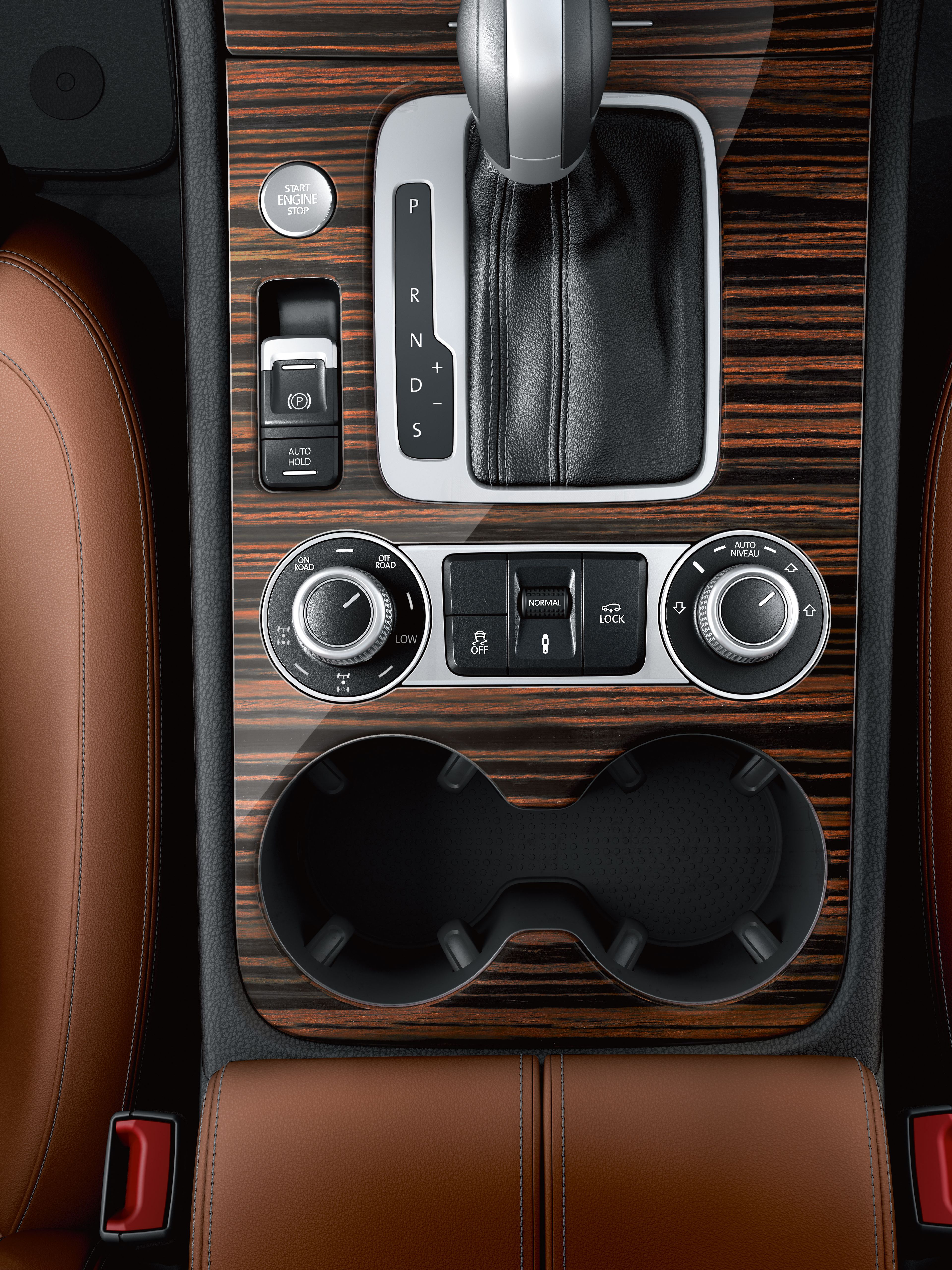 VW Touareg Vorgängermodell Cockpit Mittelkonsole aus Holz