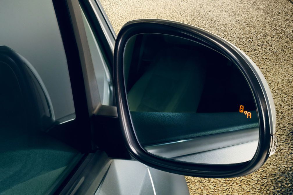 Außenspiegel des VW Sharan mit aktiviertem Blind-Spot-Sensor