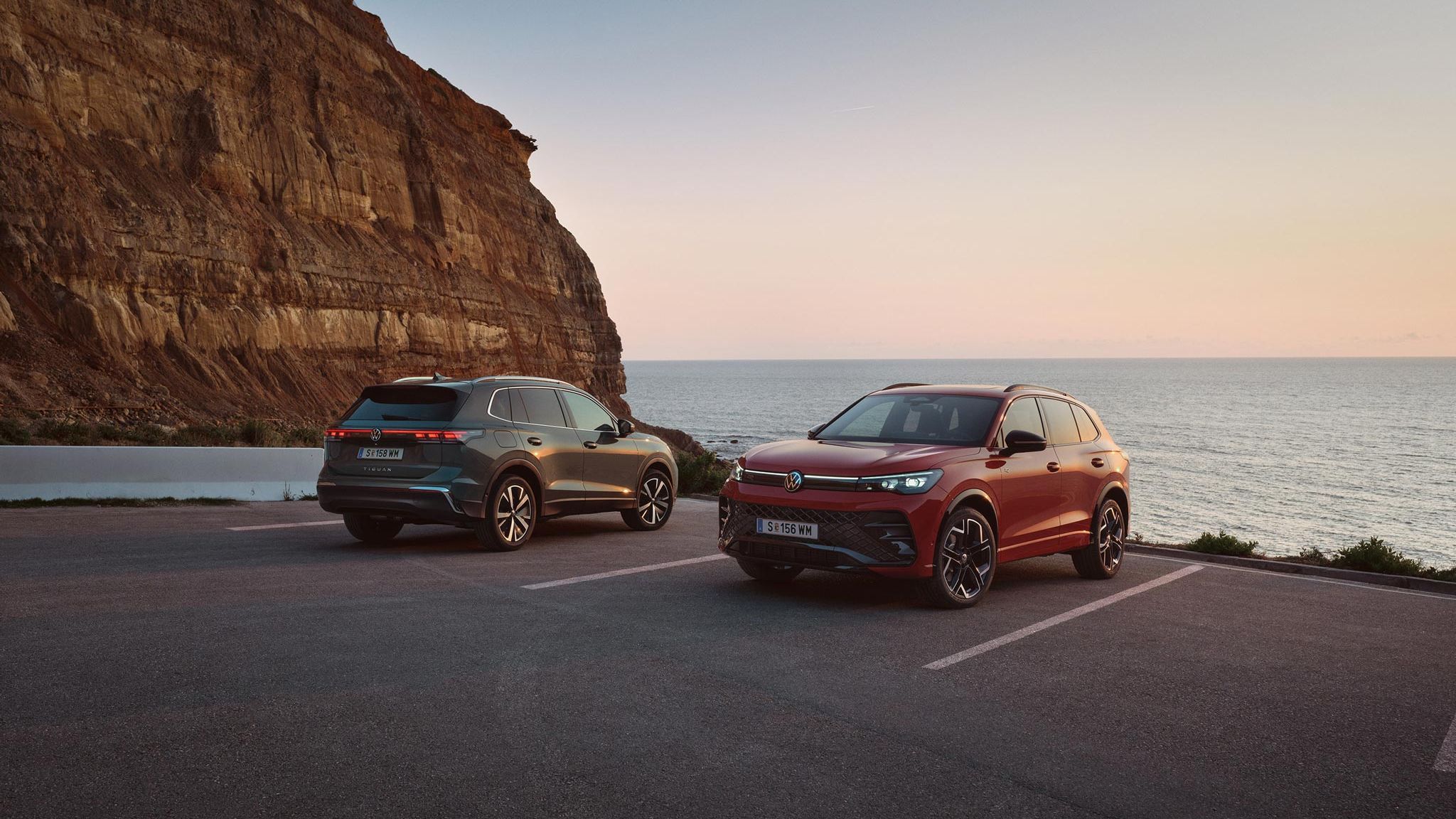 Zwei VW Tiguan geparkt vor der Küste in abendlicher STimmung