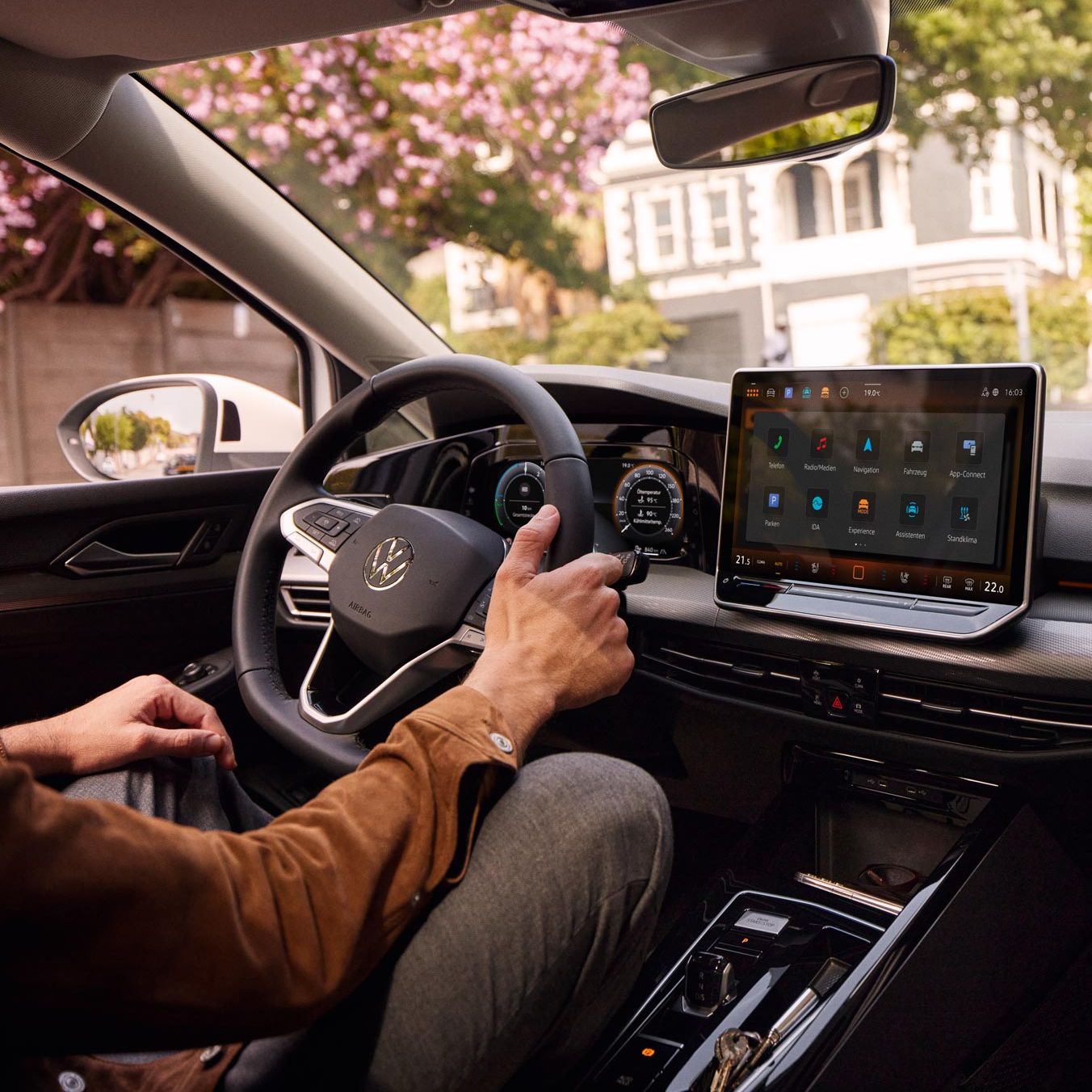 Interieur des Golf 8 PA mit Digital Cockpit und Infotainment-System.