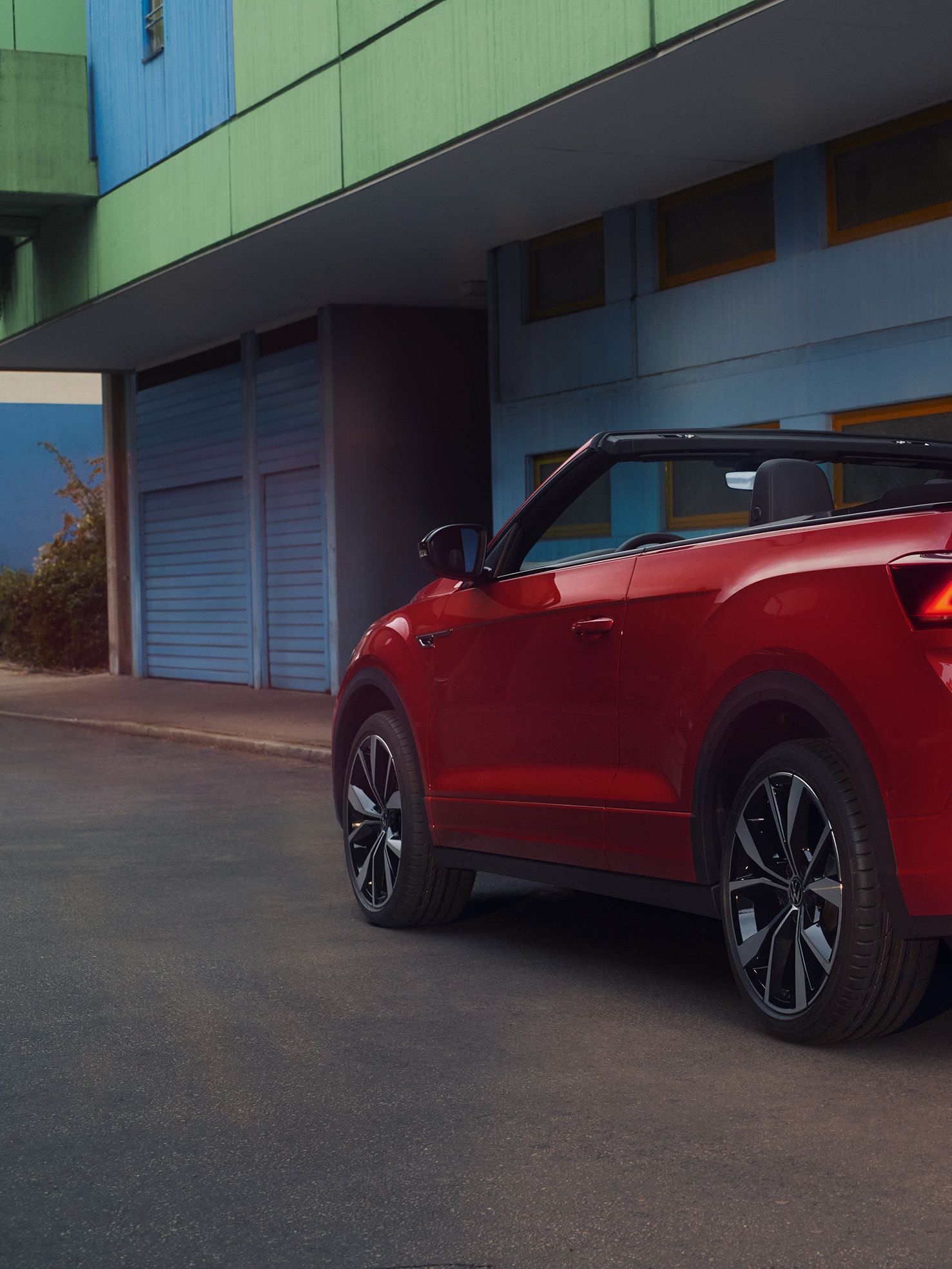 Heckansicht des VW T-Roc Cabriolets in Kings Red Metallic Lackierung