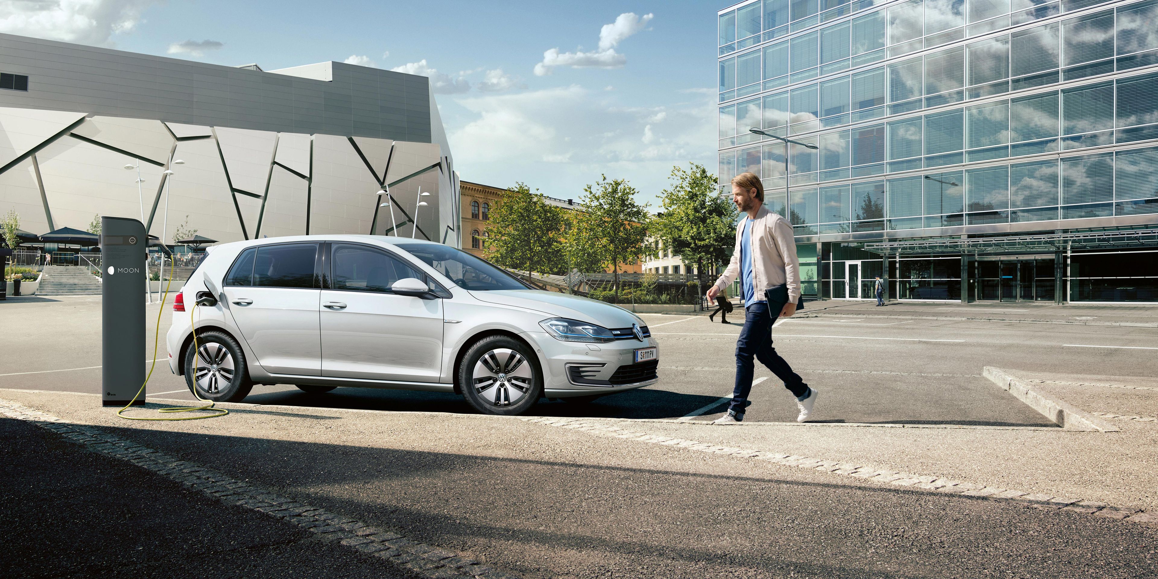 Ein silberner VW e-Golf beim Laden an einer MOON-Ladestation