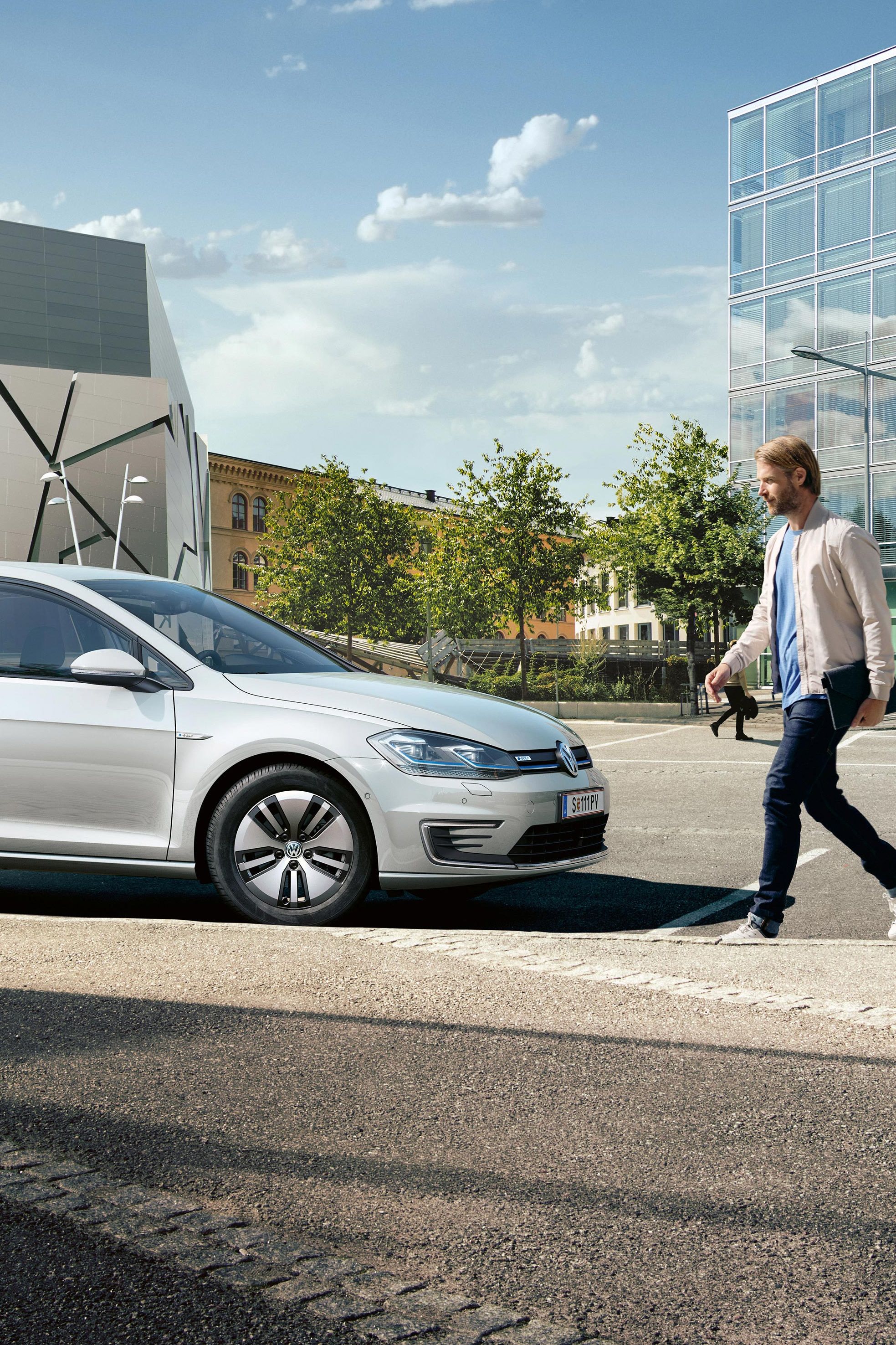 Ein silberner VW e-Golf beim Laden an einer MOON-Ladestation