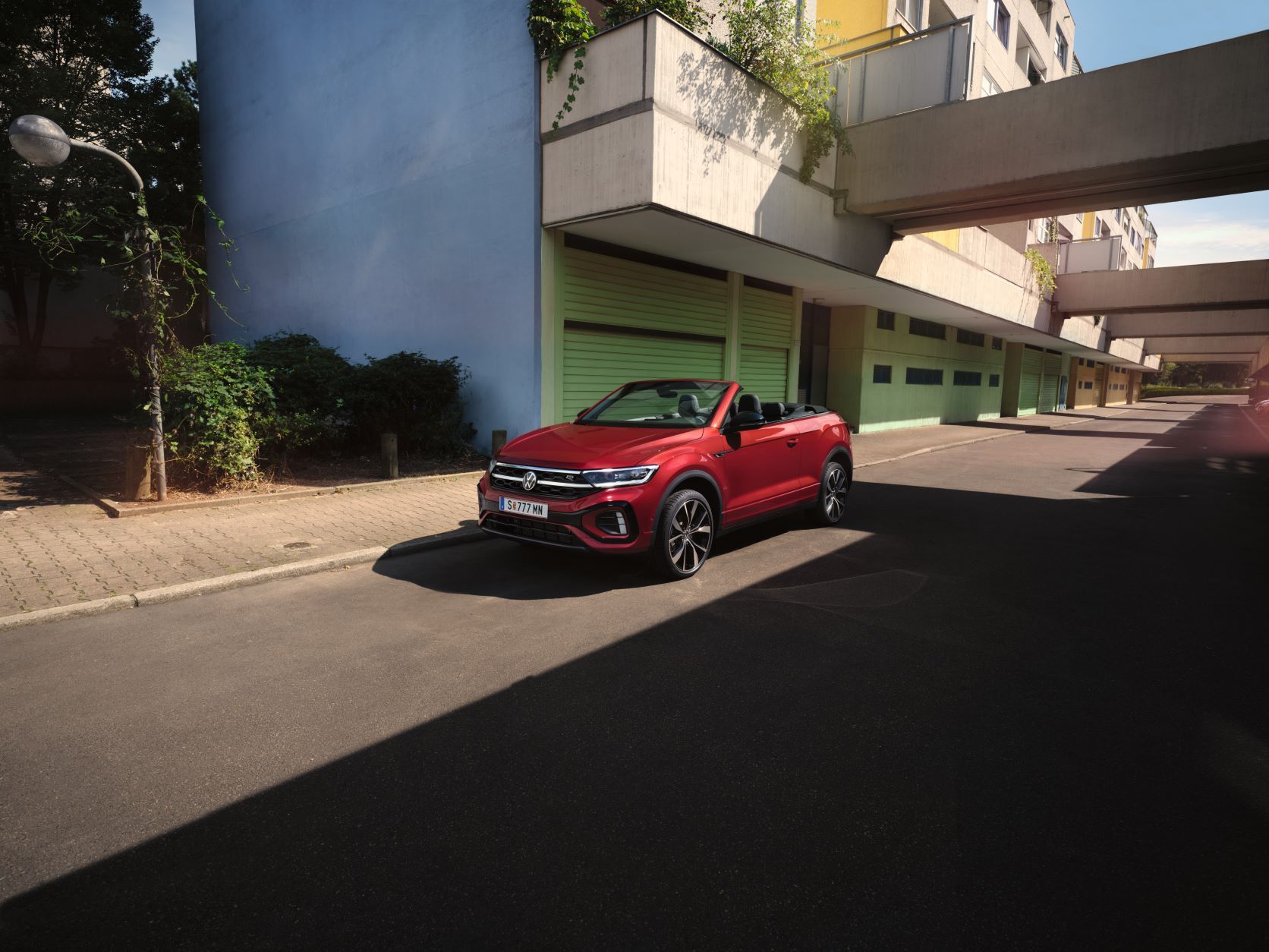 Rotes VW T-Roc Cabriolet parkt am Straßenrand