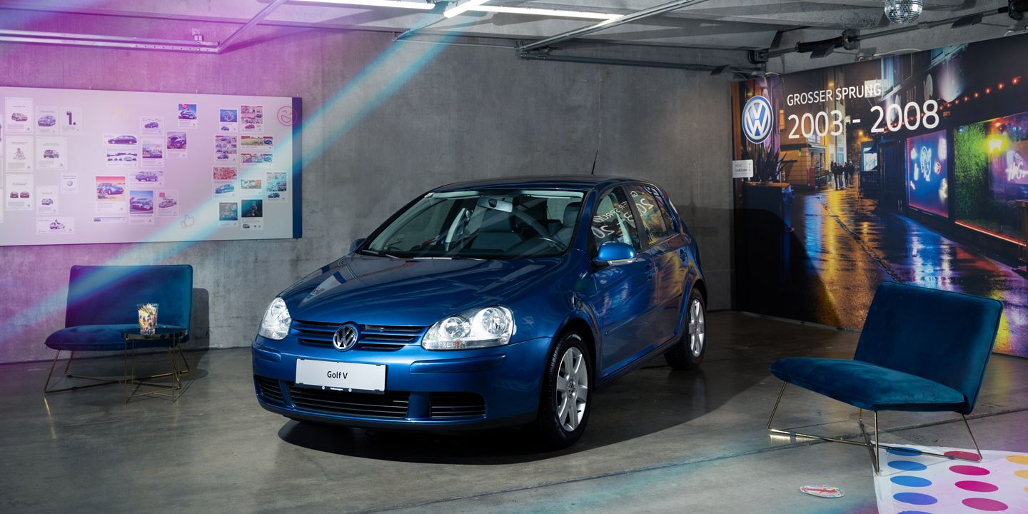 Ein blauer VW Golf 5 schräg von vorne