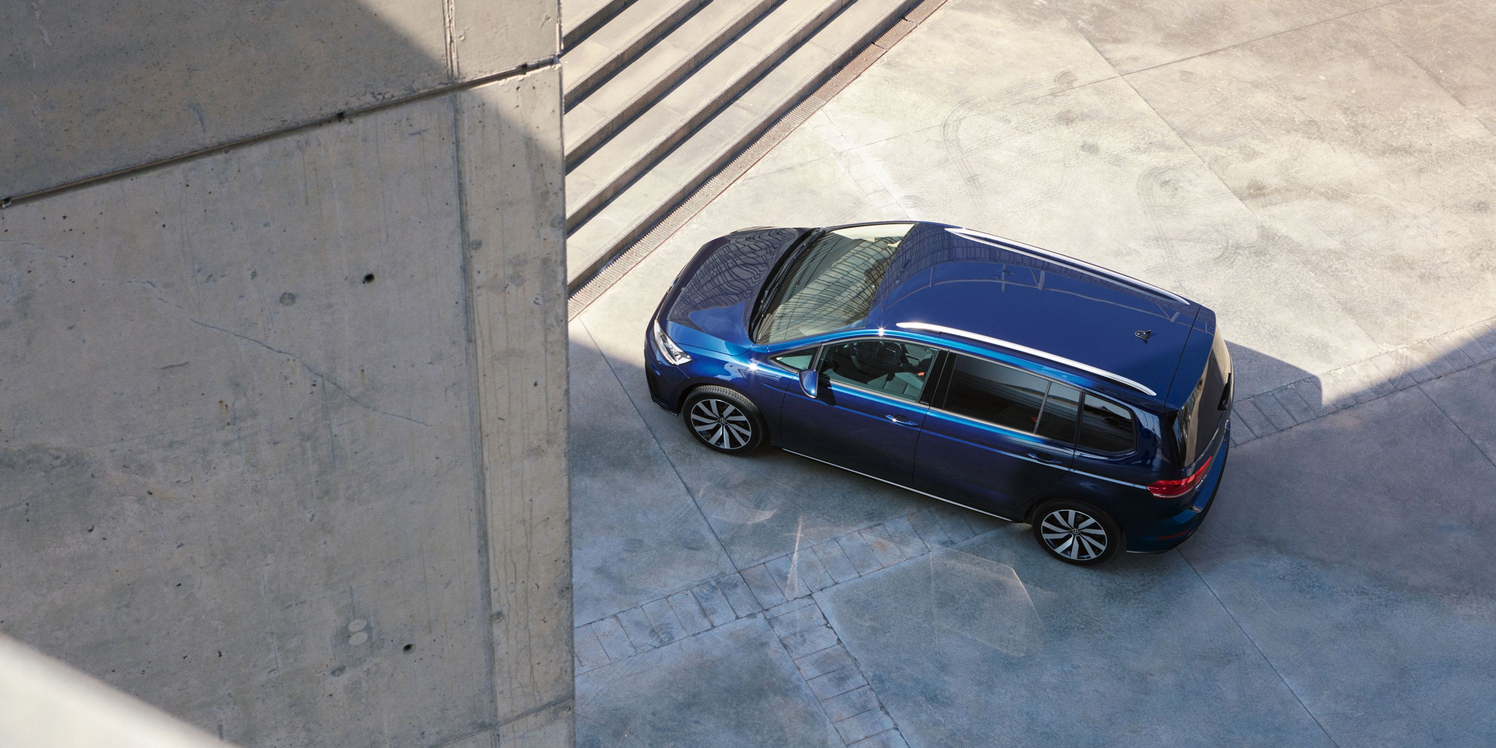 VW Touran in Atlantic Blue von schräg oben fotografiert