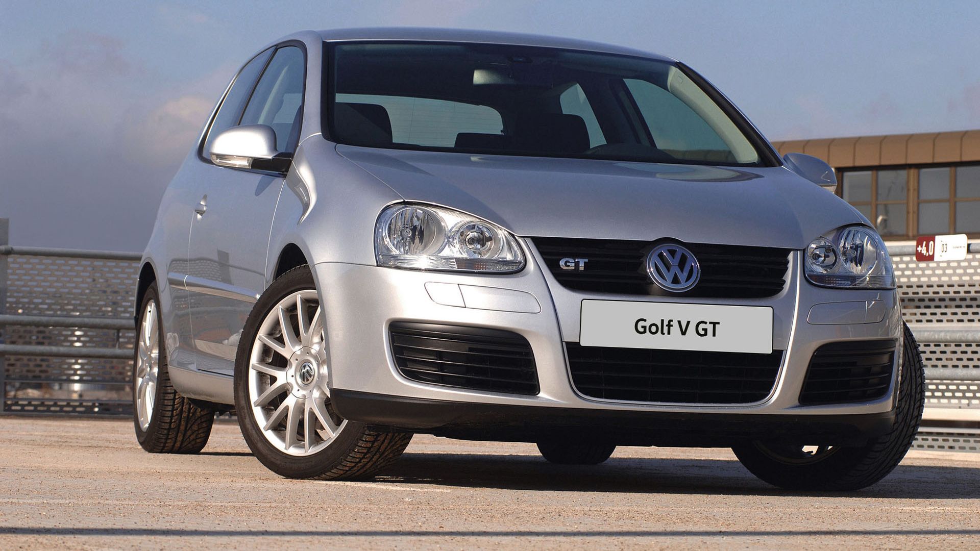 Der VW Golf 5 GT in silber schräg von vorne