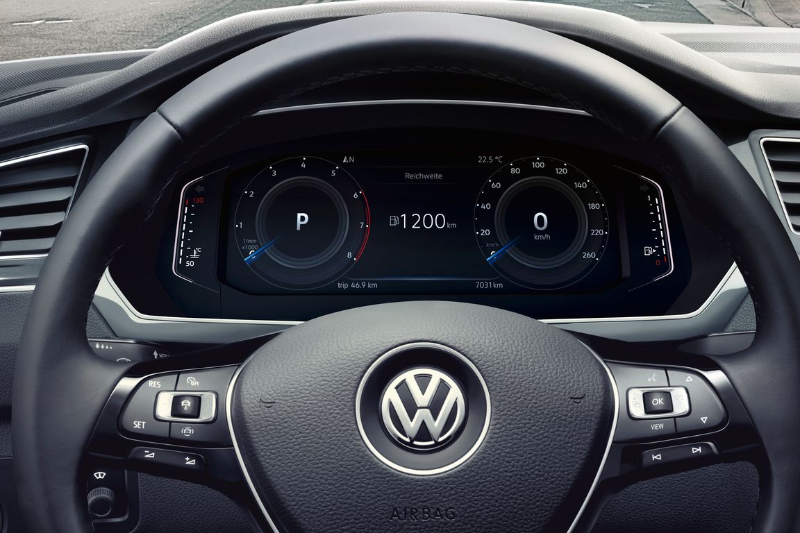 VW Tiguan Allspace Vorgängermodell Cockpit mit Active Info Display