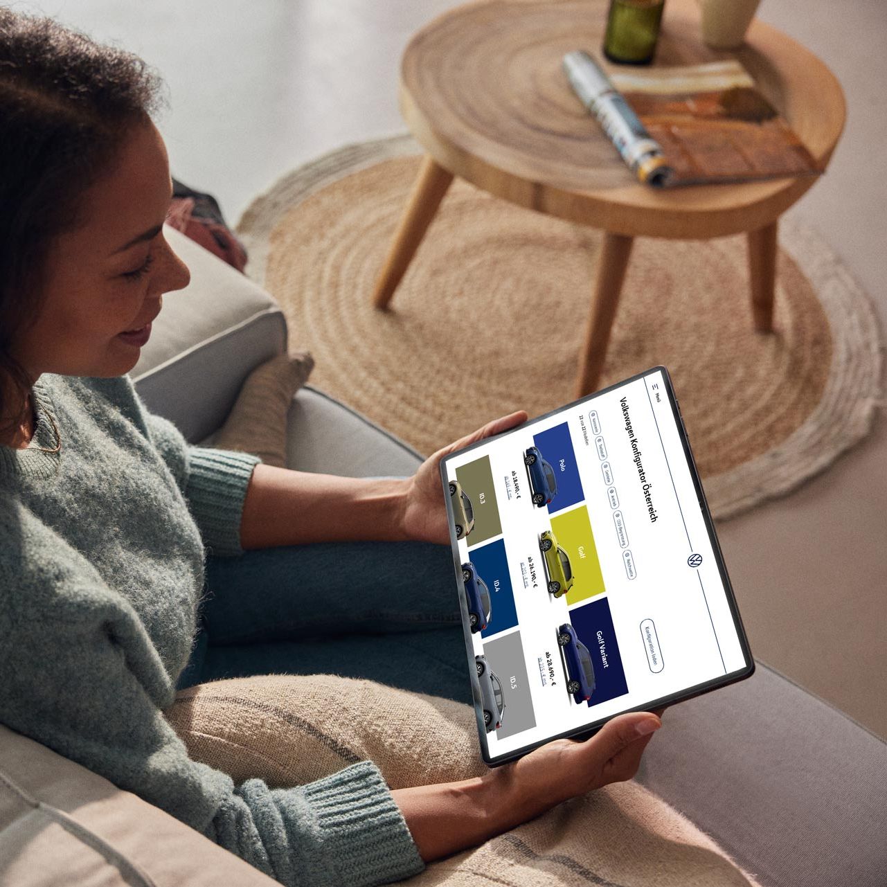 Eine Volkswagen Kundin blickt auf ein Tablet