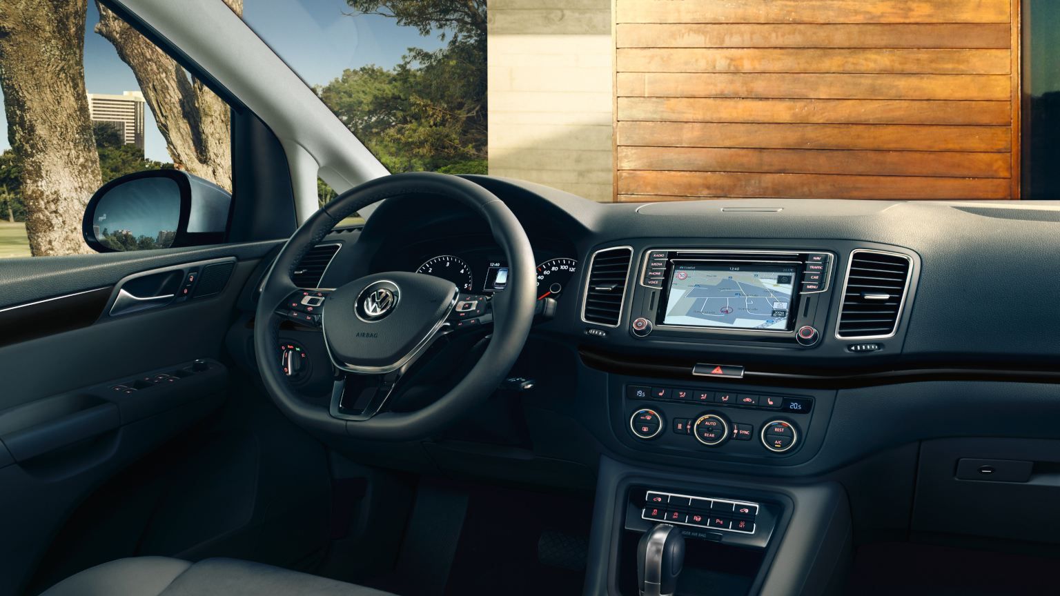 Interieur des VW Sharan mit Blick auf das Lenkrad