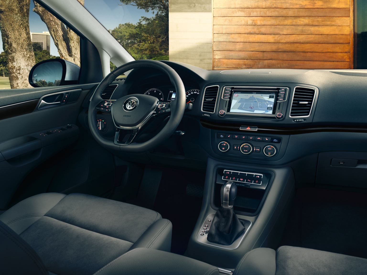 Interieur des VW Sharan mit Blick auf das Lenkrad