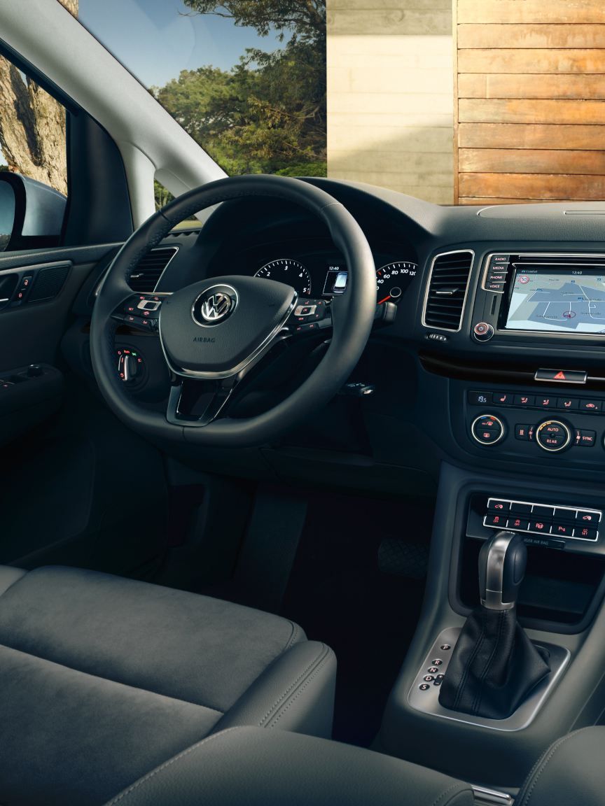 Interieur des VW Sharan mit Blick auf das Lenkrad