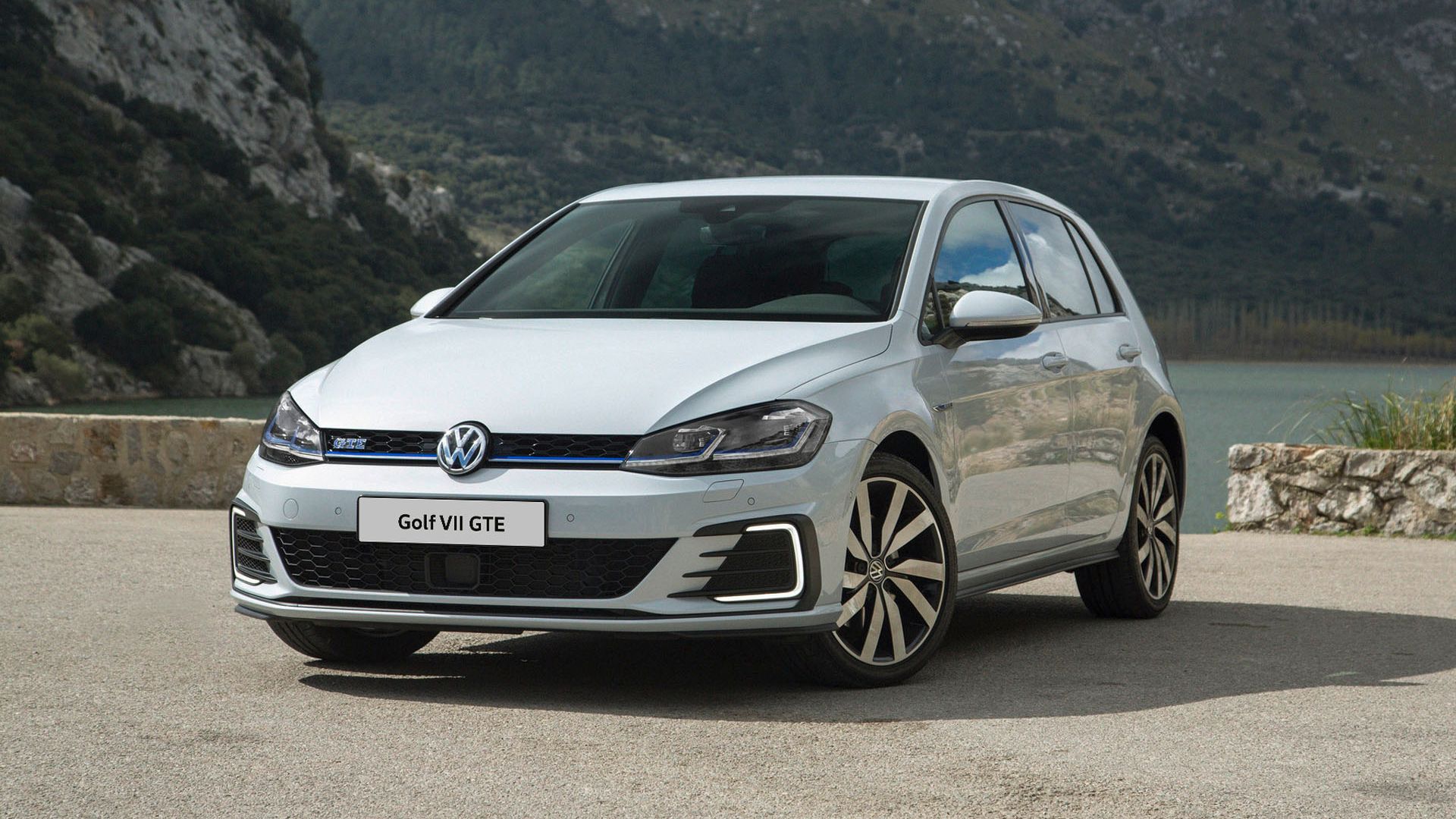 Der VW Golf GTE in weiß von schräg vorne