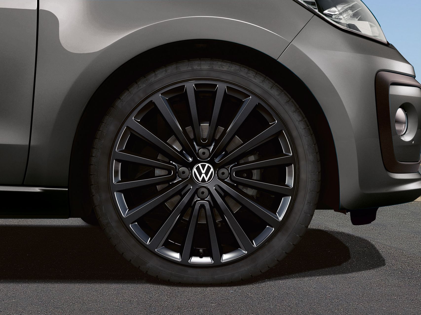 Detailaufnahme der Felge polygon black des VW up!