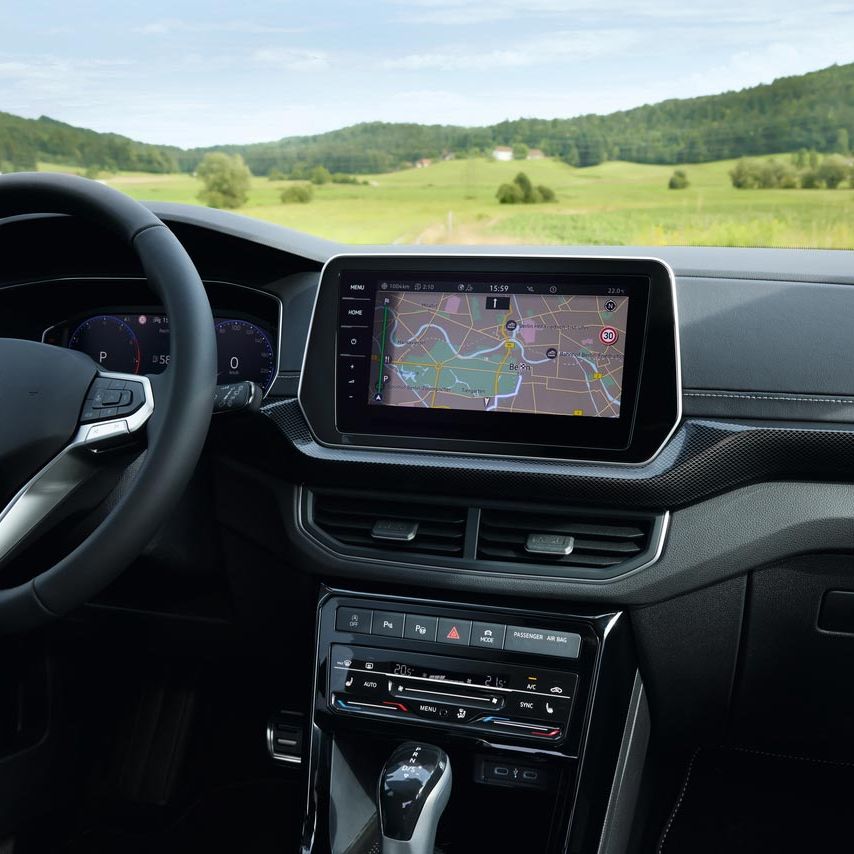 Detailansicht des Cockpits und Navigationssystem eines VW T-Cross