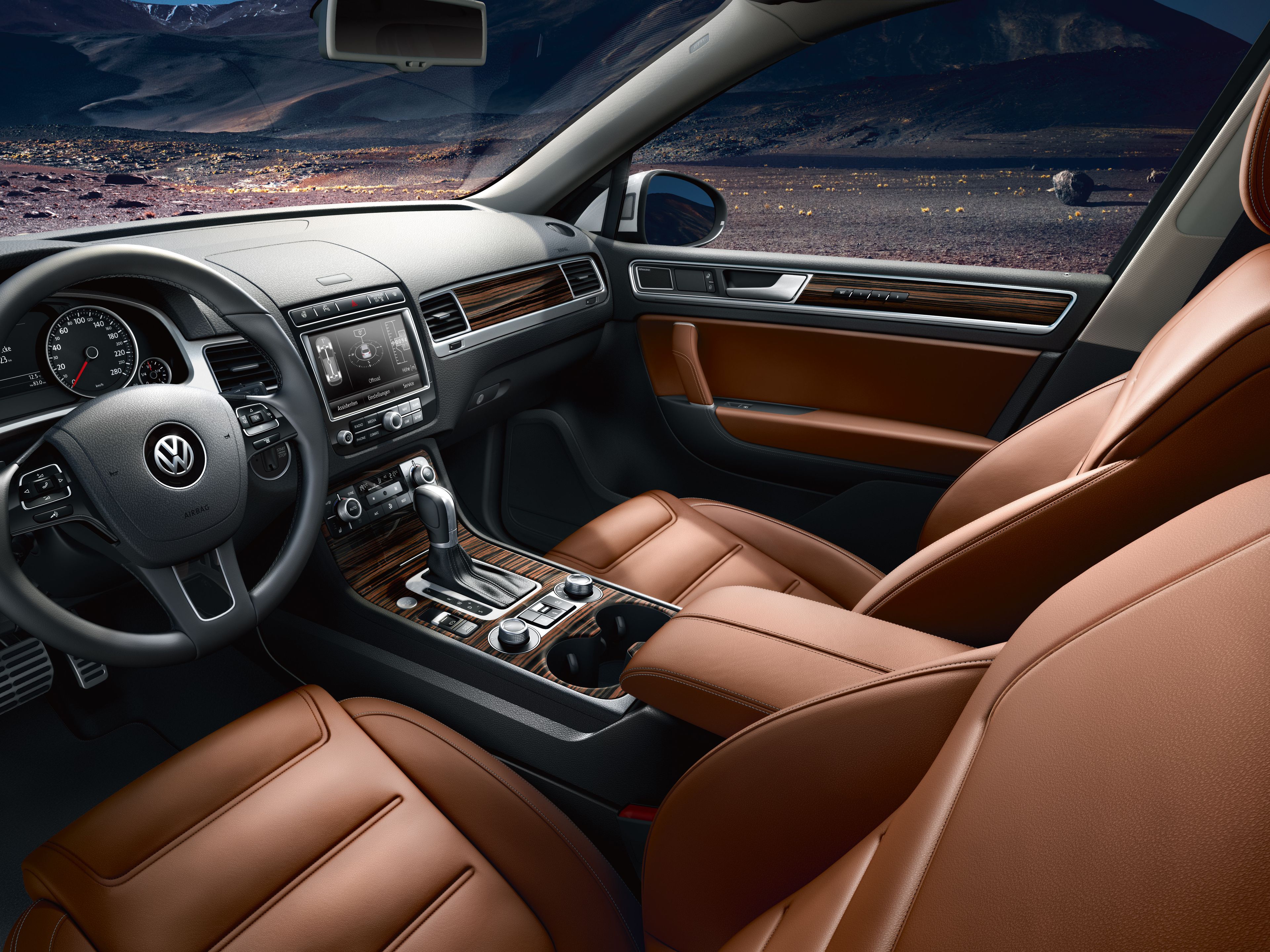 Zu sehen ist das Interieur und das Cockpit des VW Touareg Vorgängermodell