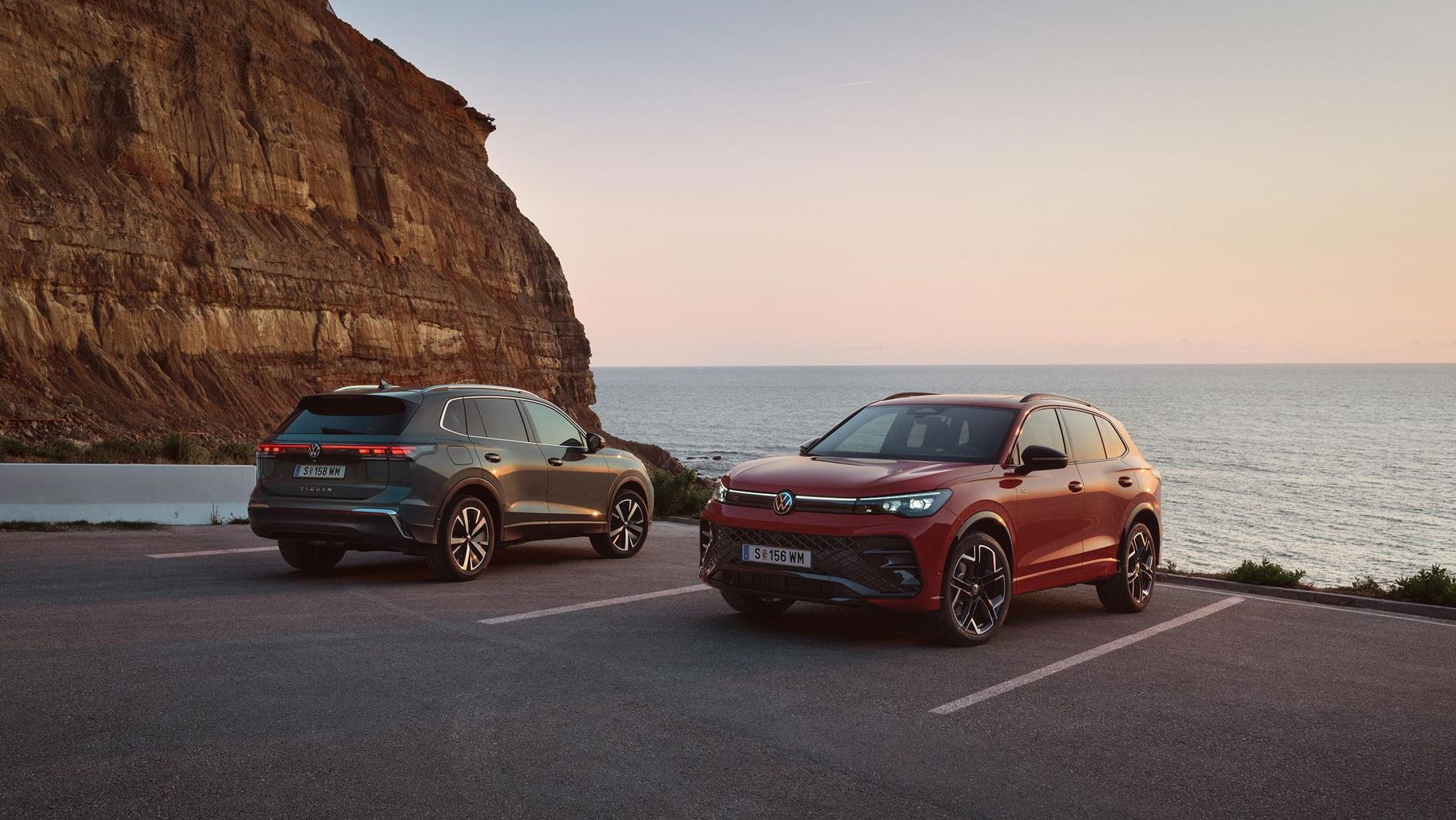 Zwei VW Tiguan geparkt vor der Küste in abendlicher STimmung